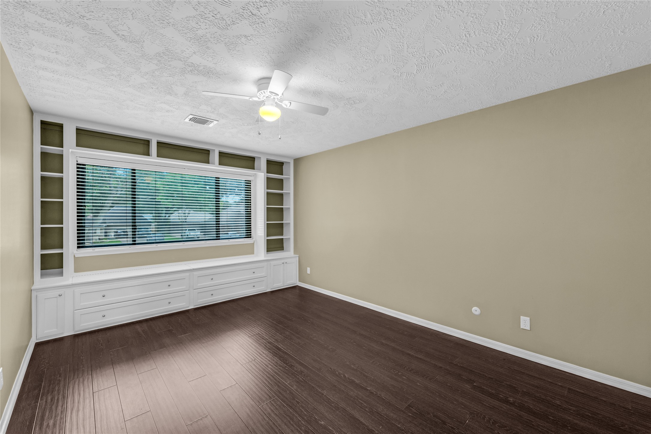 2202 Erin Glen Court Property Photo 18