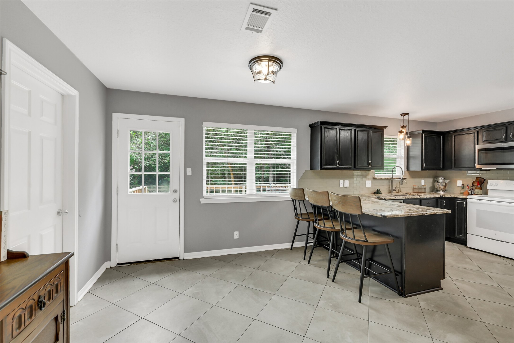 100 Oak Hollow Boulevard Property Photo 16