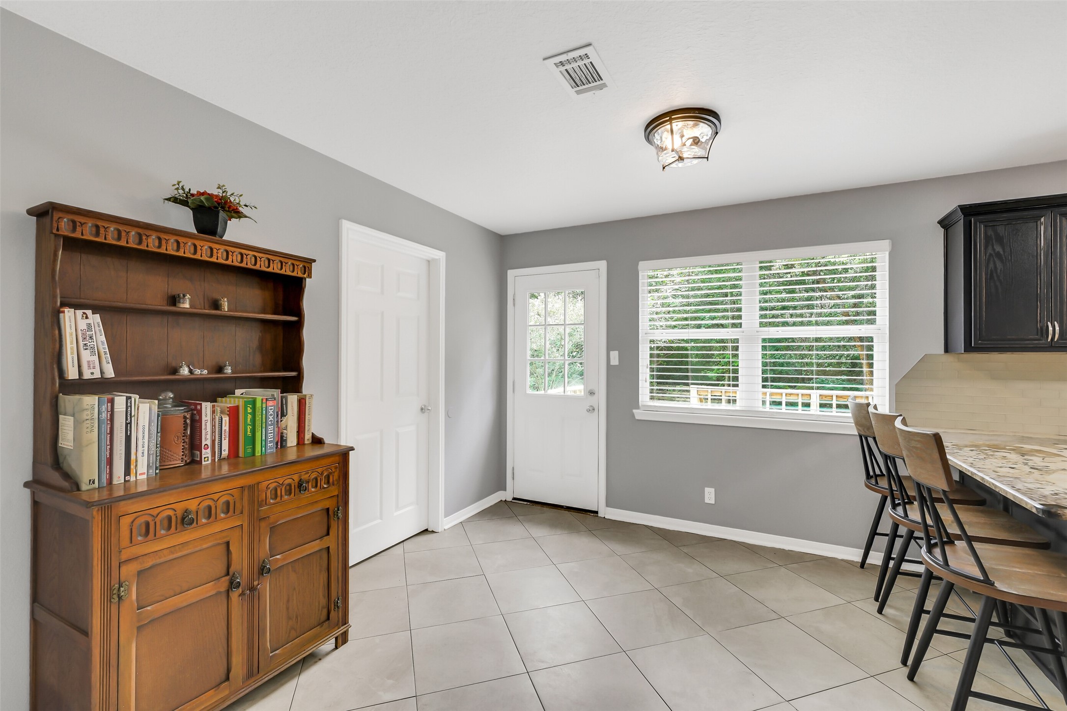 100 Oak Hollow Boulevard Property Photo 17