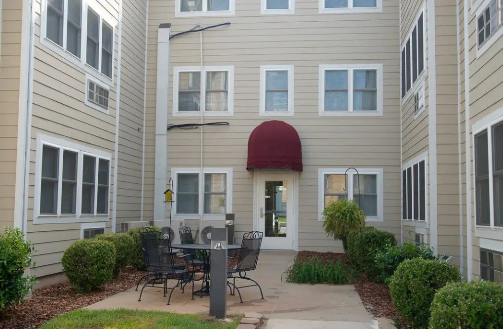 101 S Columbia St 50 Property Photo 2
