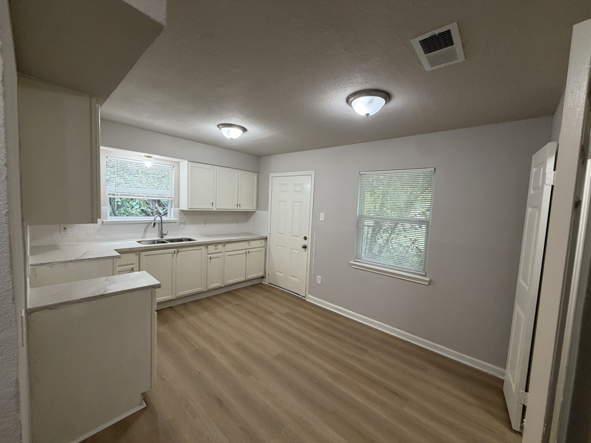 4706 N Wayside Property Photo 8