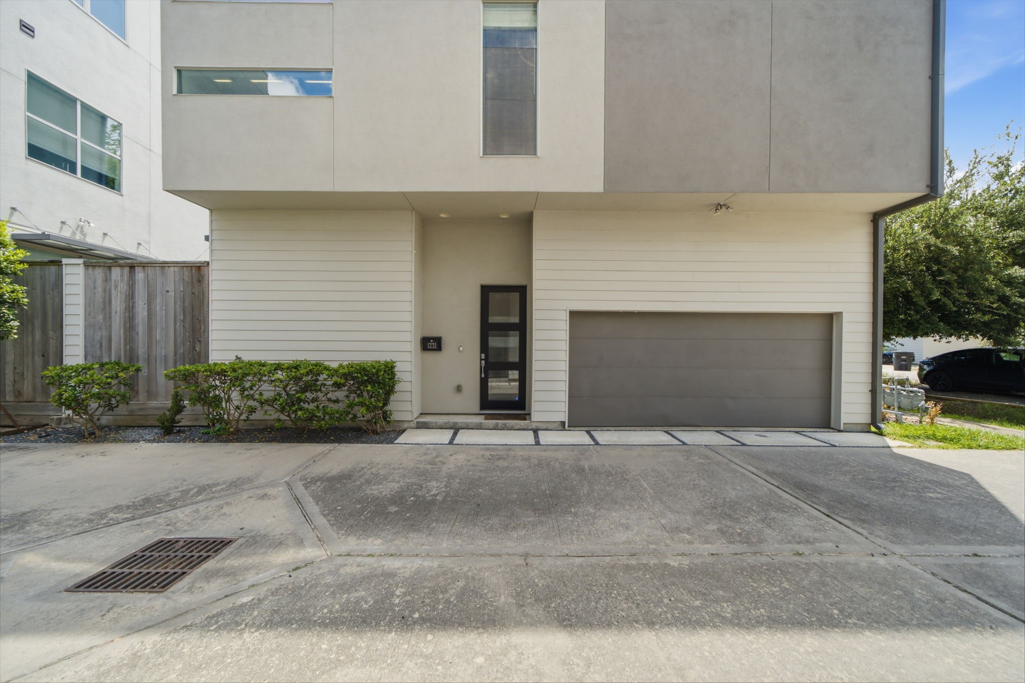 1221 W 17th Street Property Photo 2