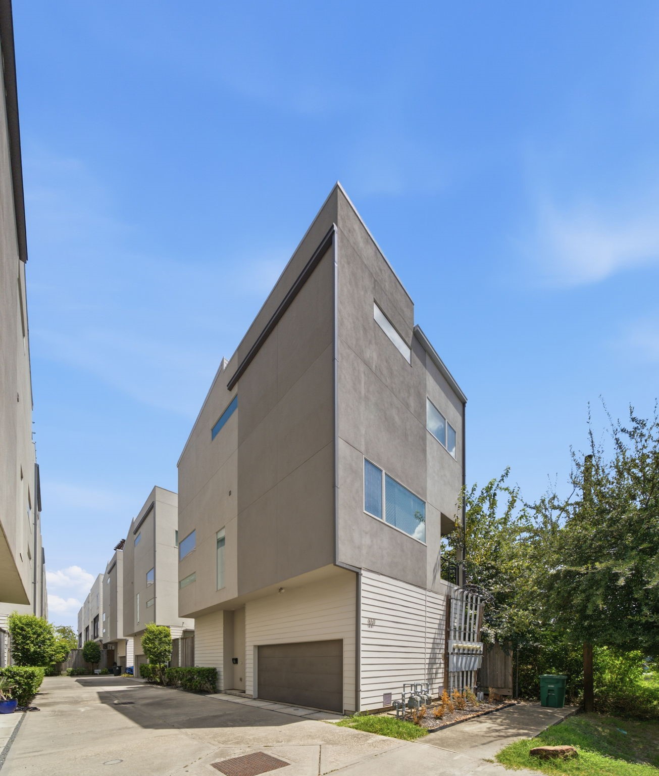 1221 W 17th Street Property Photo 4