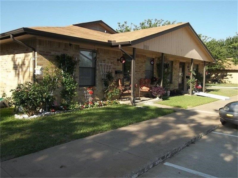 500 W Sadosa Property Photo 1