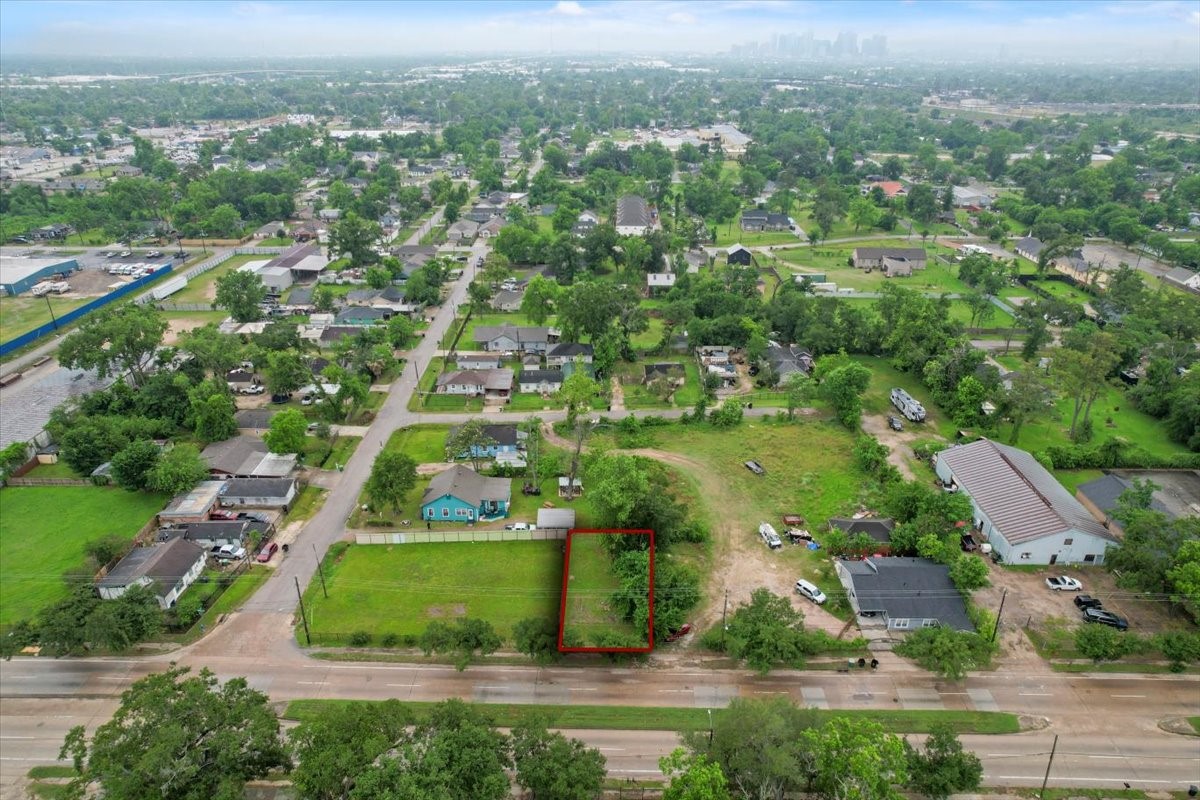 2422 E Crosstimbers Street Property Photo 3