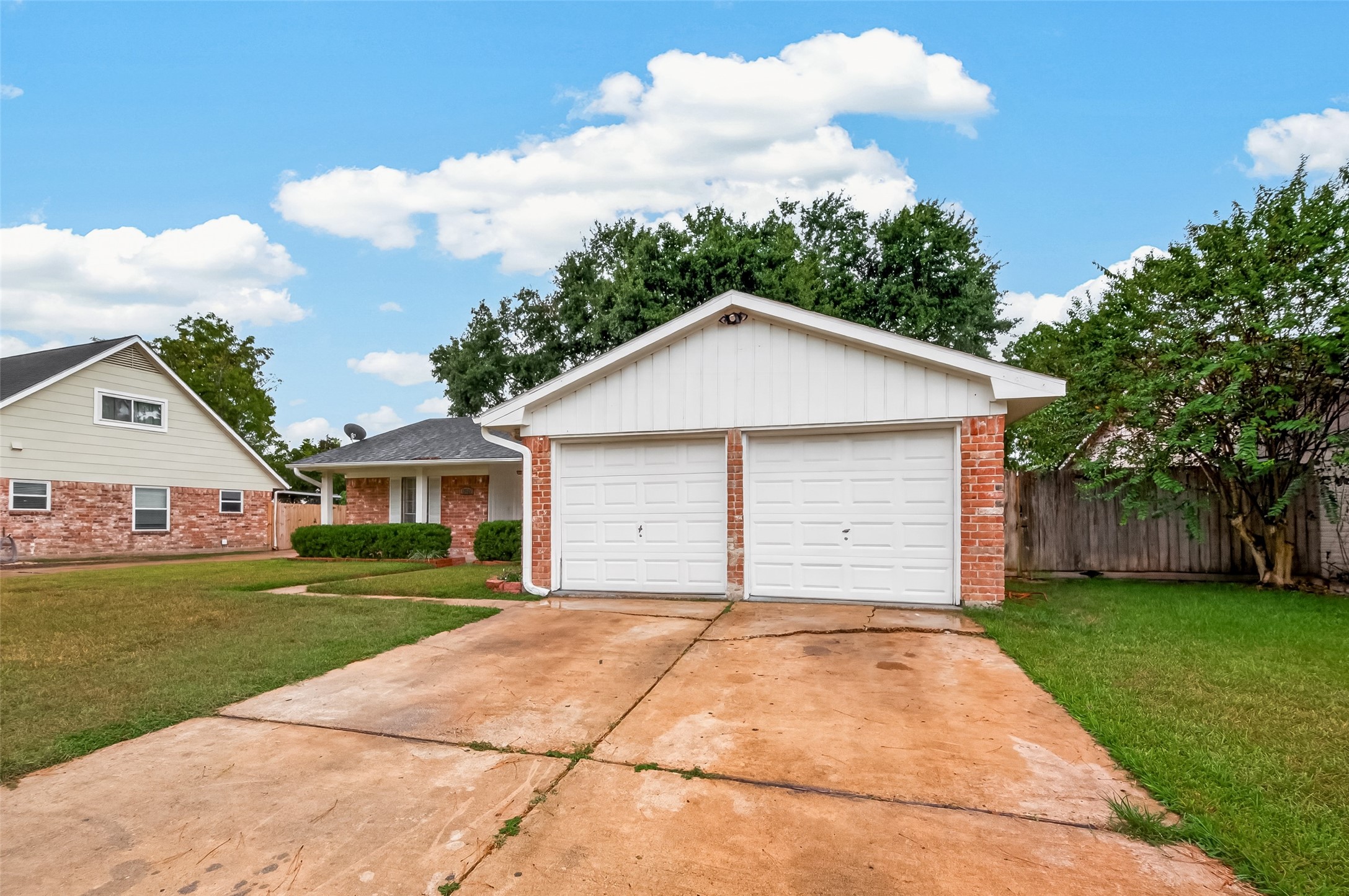 12523 Hunting Briar Drive Property Photo 4