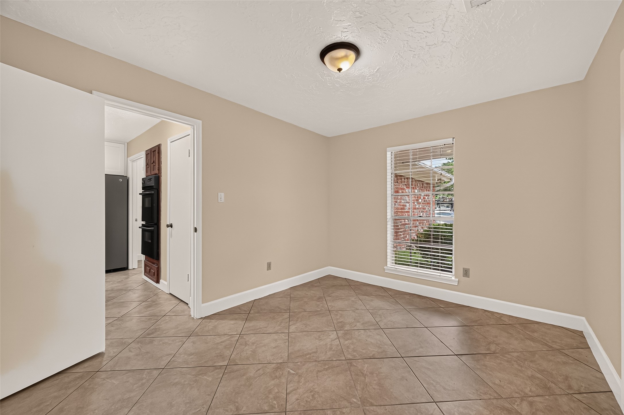 12523 Hunting Briar Drive Property Photo 7