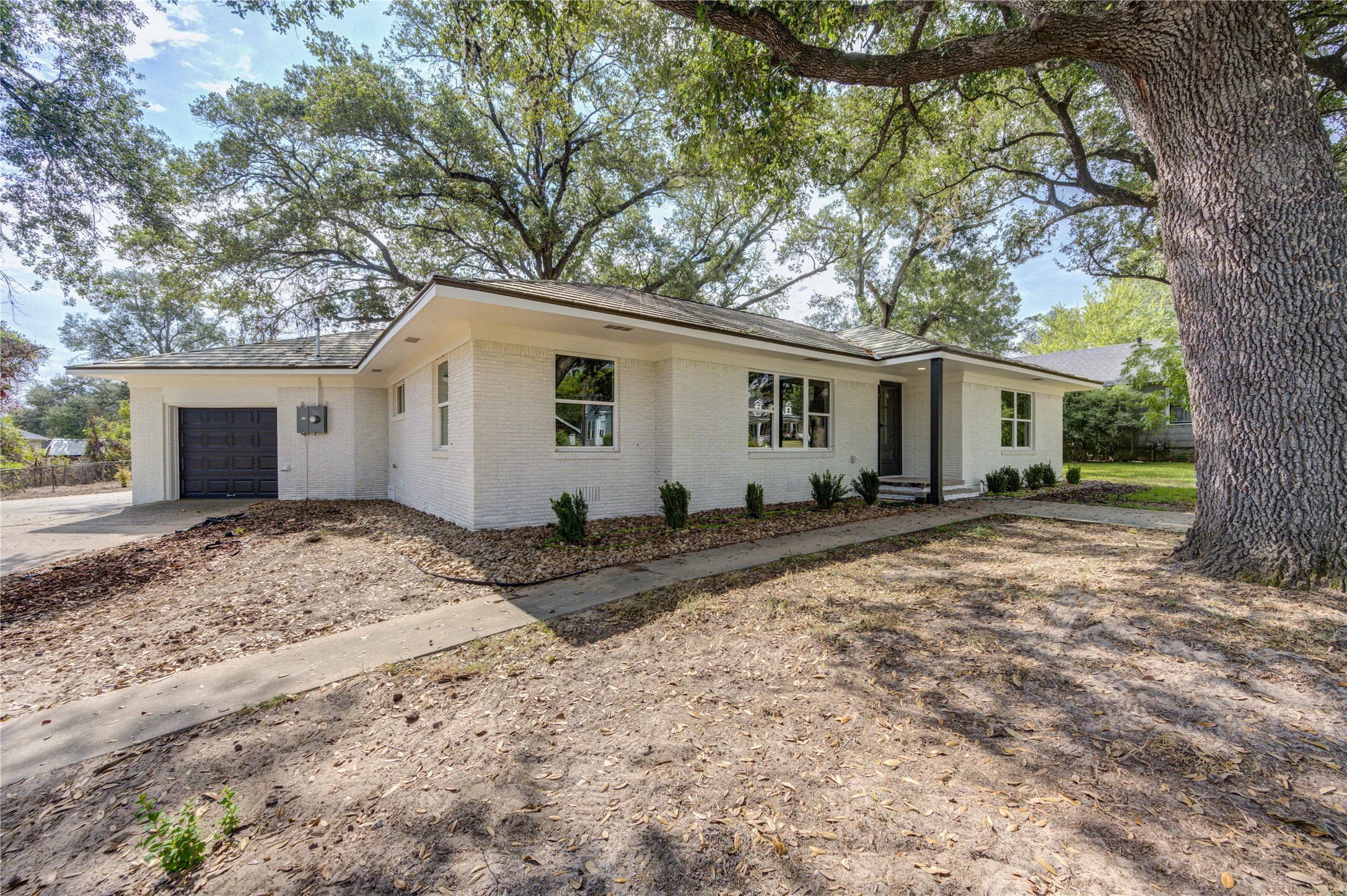713 S Holland Street Property Photo 4