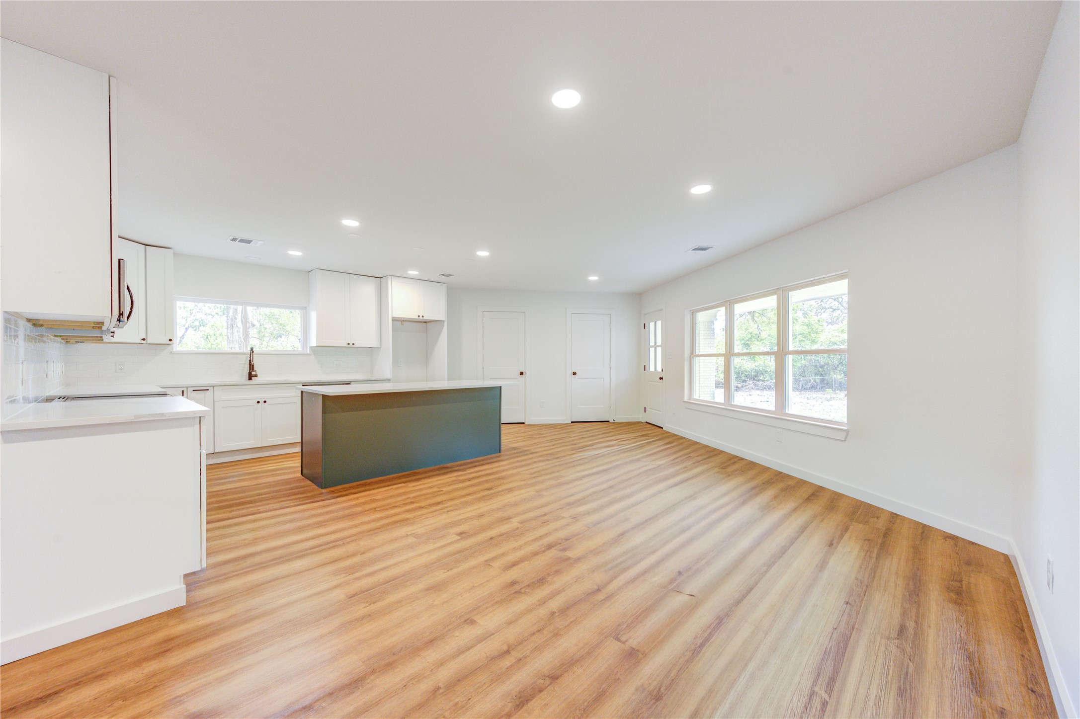 713 S Holland Street Property Photo 5