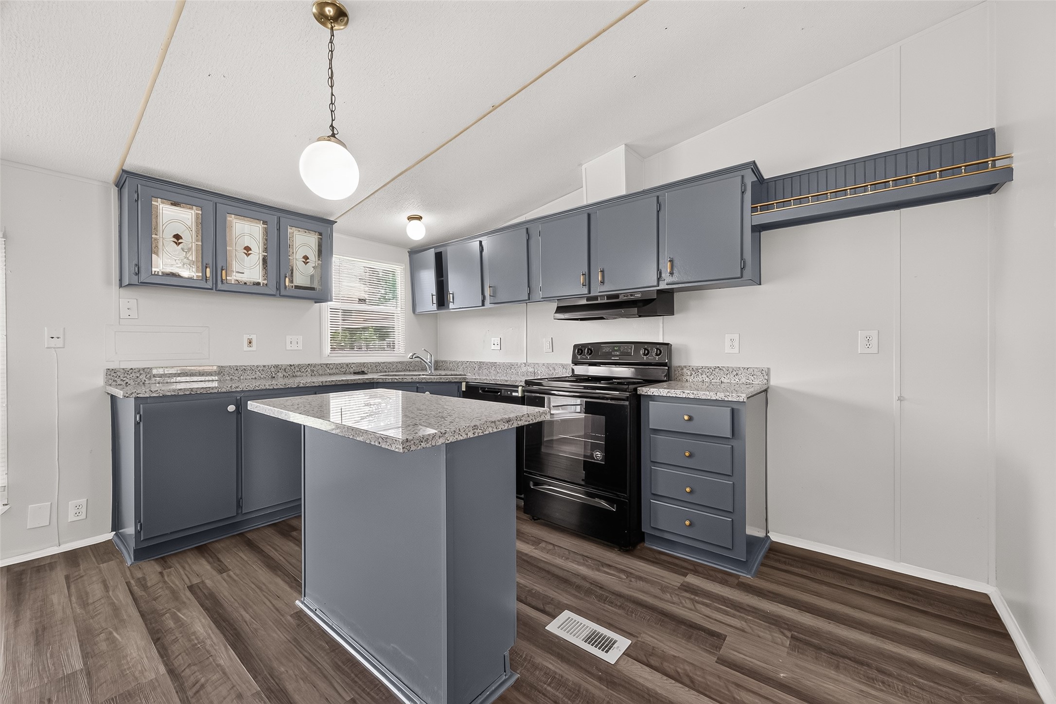 20306 Mountaindale Drive Property Photo 8