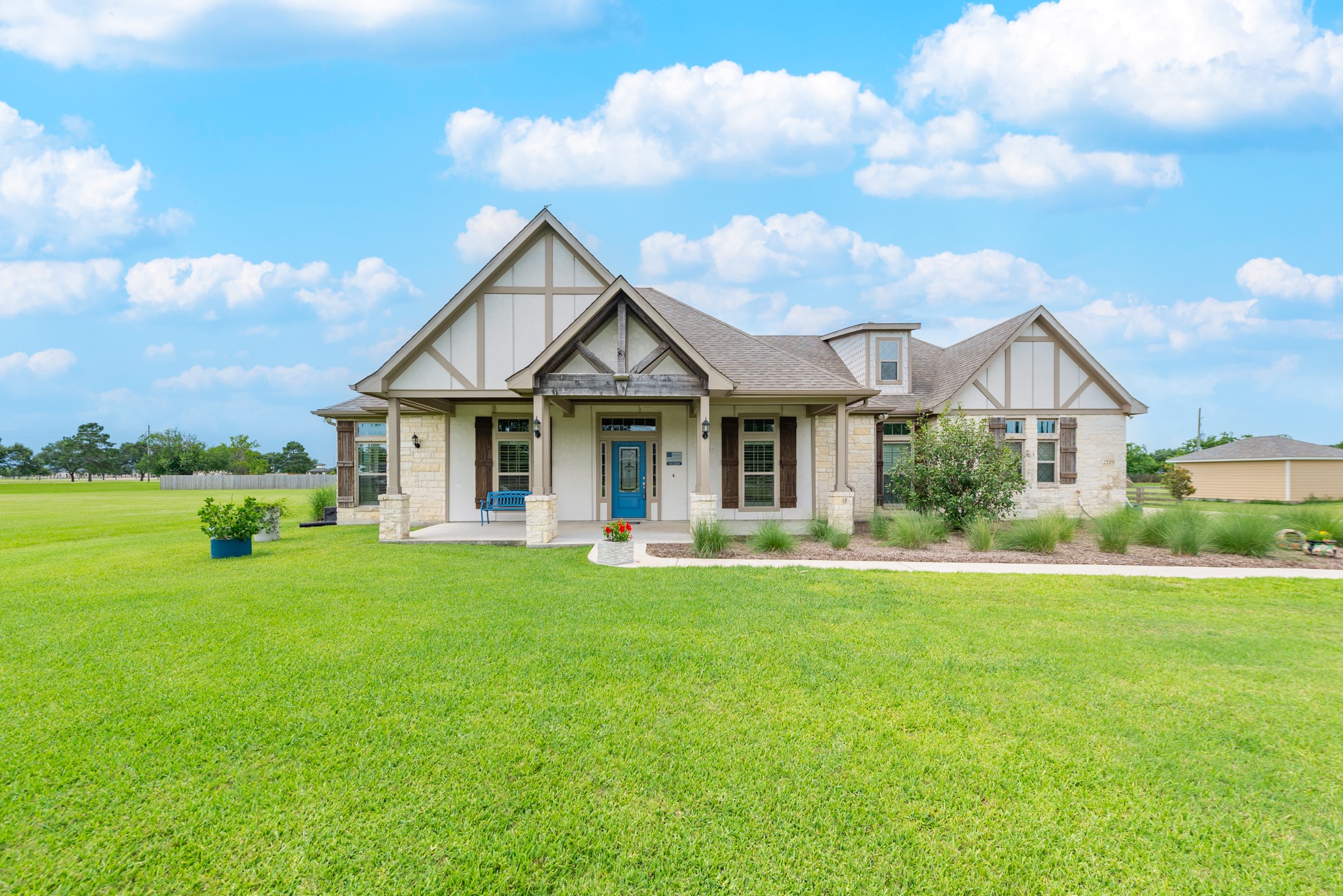 2119 Blue Jay Way Property Photo 1