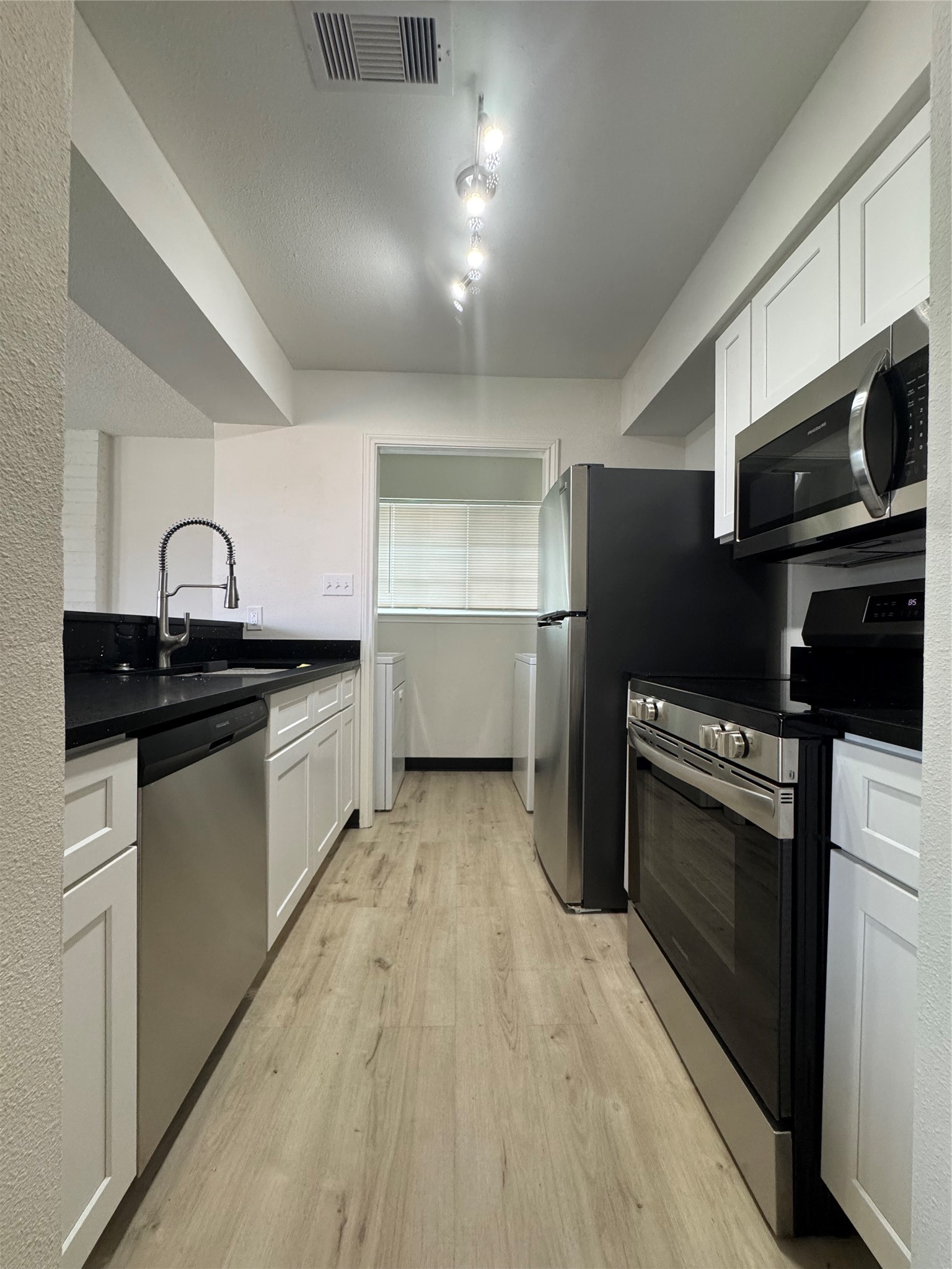 1319 Brenda Lane B Property Photo 4