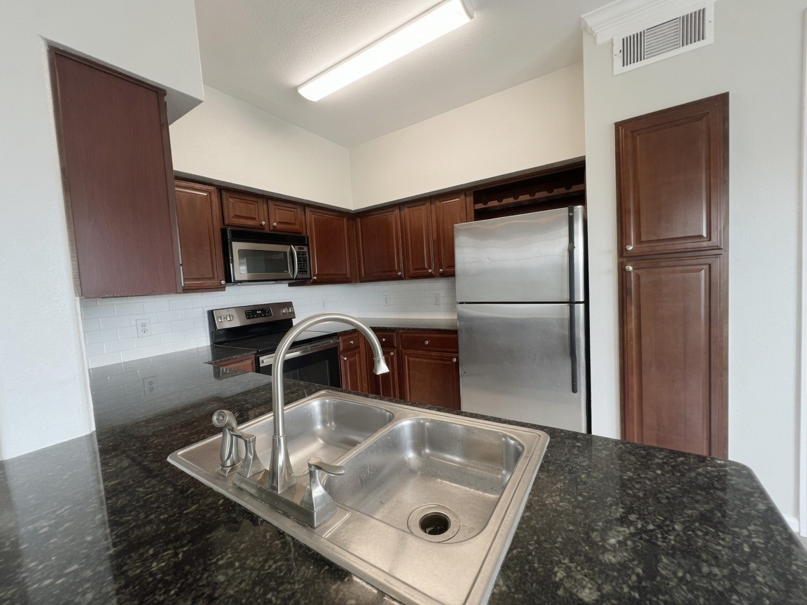 7575 Kirby Drive 2214 Property Photo 8
