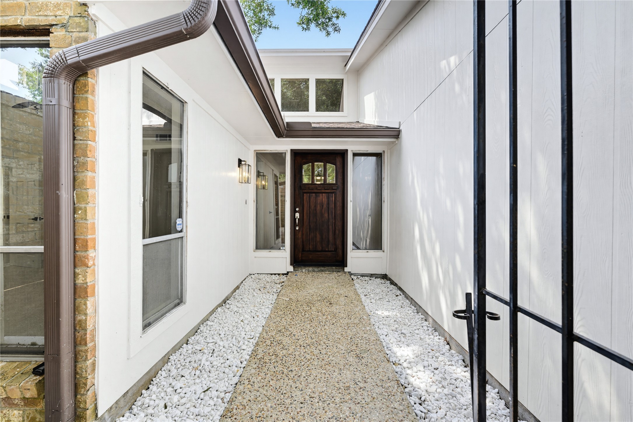 16310 Havenhurst Drive Property Photo 4