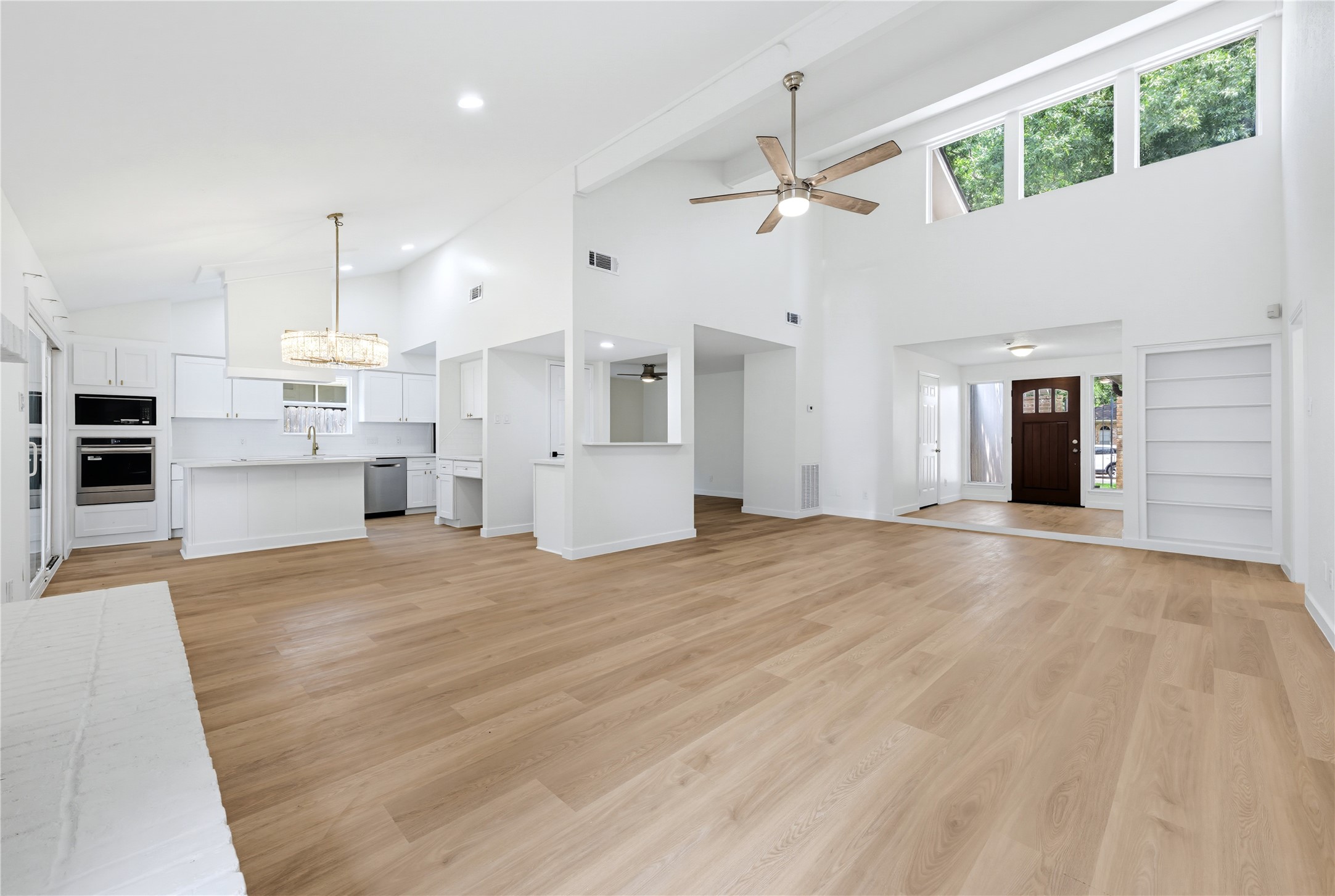16310 Havenhurst Drive Property Photo 8
