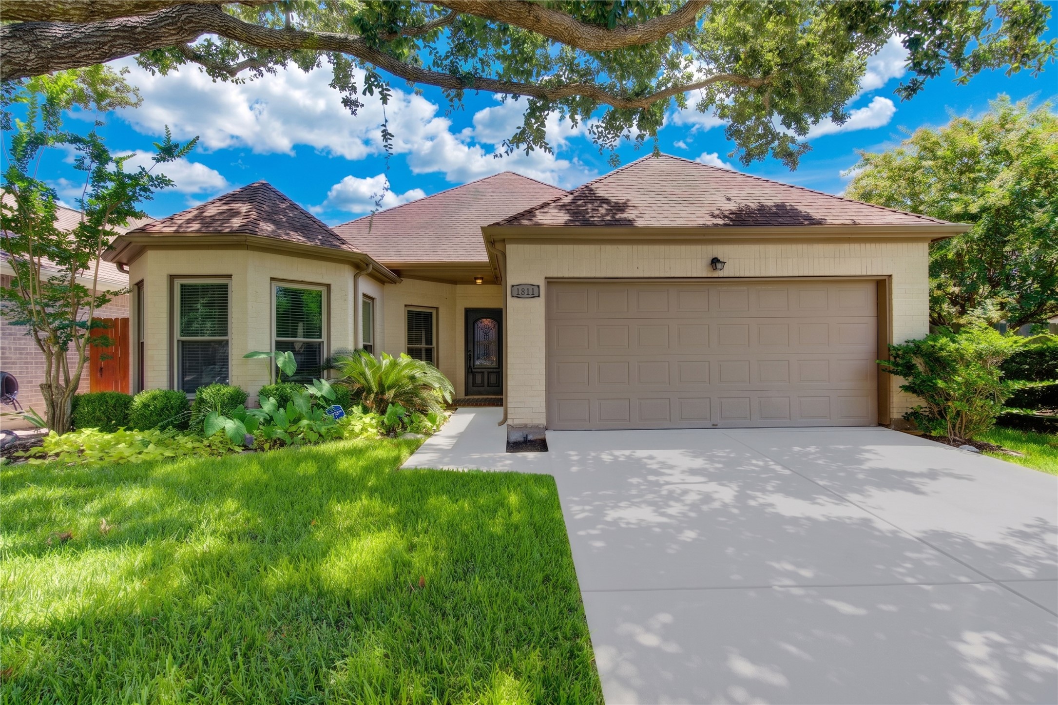 1811 Emerald Green Drive Property Photo 1