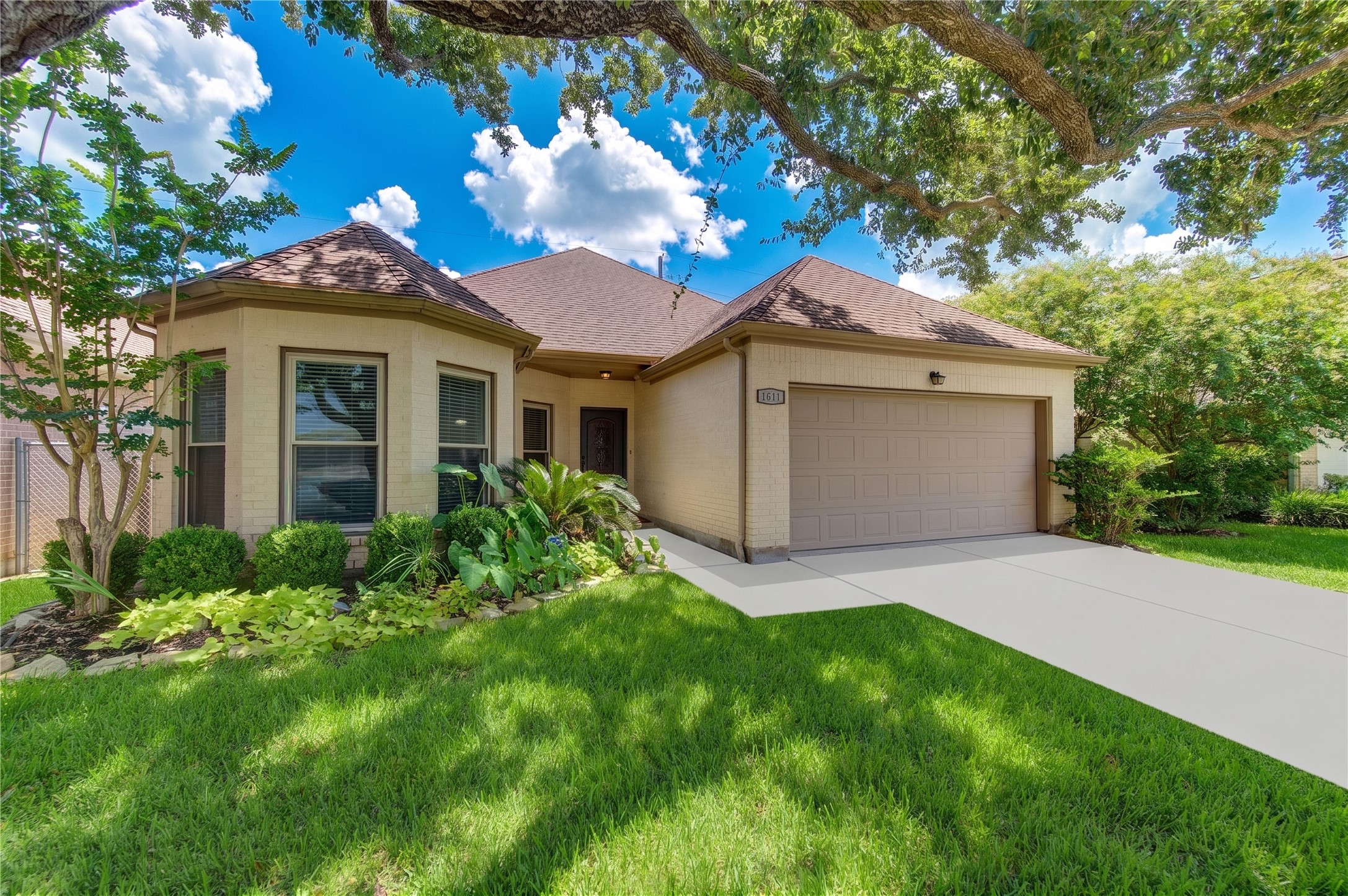 1811 Emerald Green Drive Property Photo 3