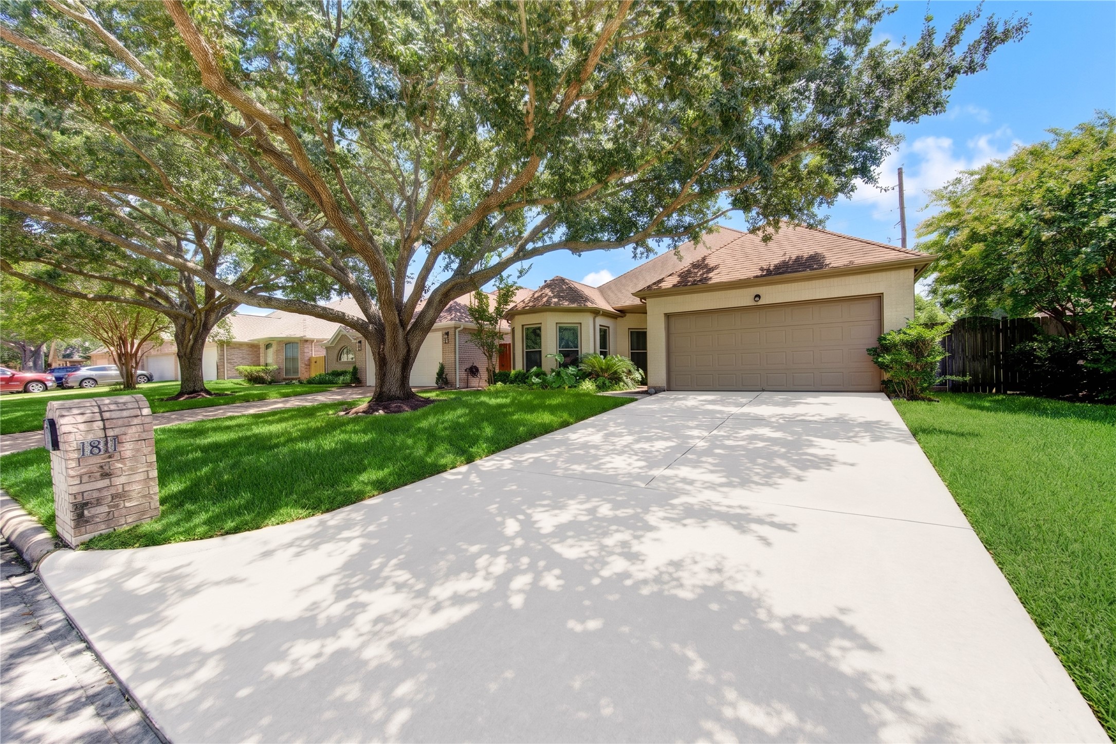1811 Emerald Green Drive Property Photo 4