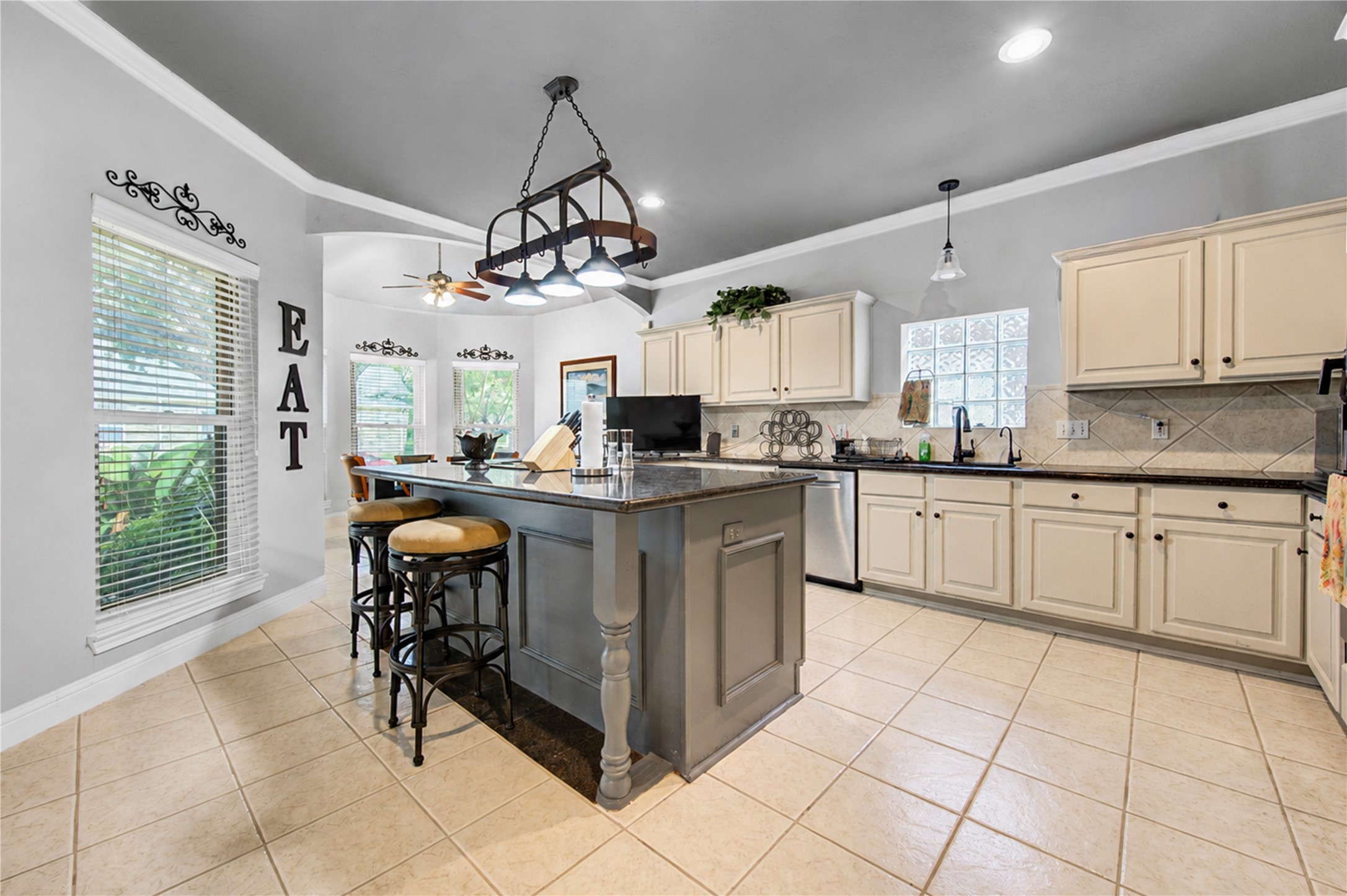 1811 Emerald Green Drive Property Photo 11