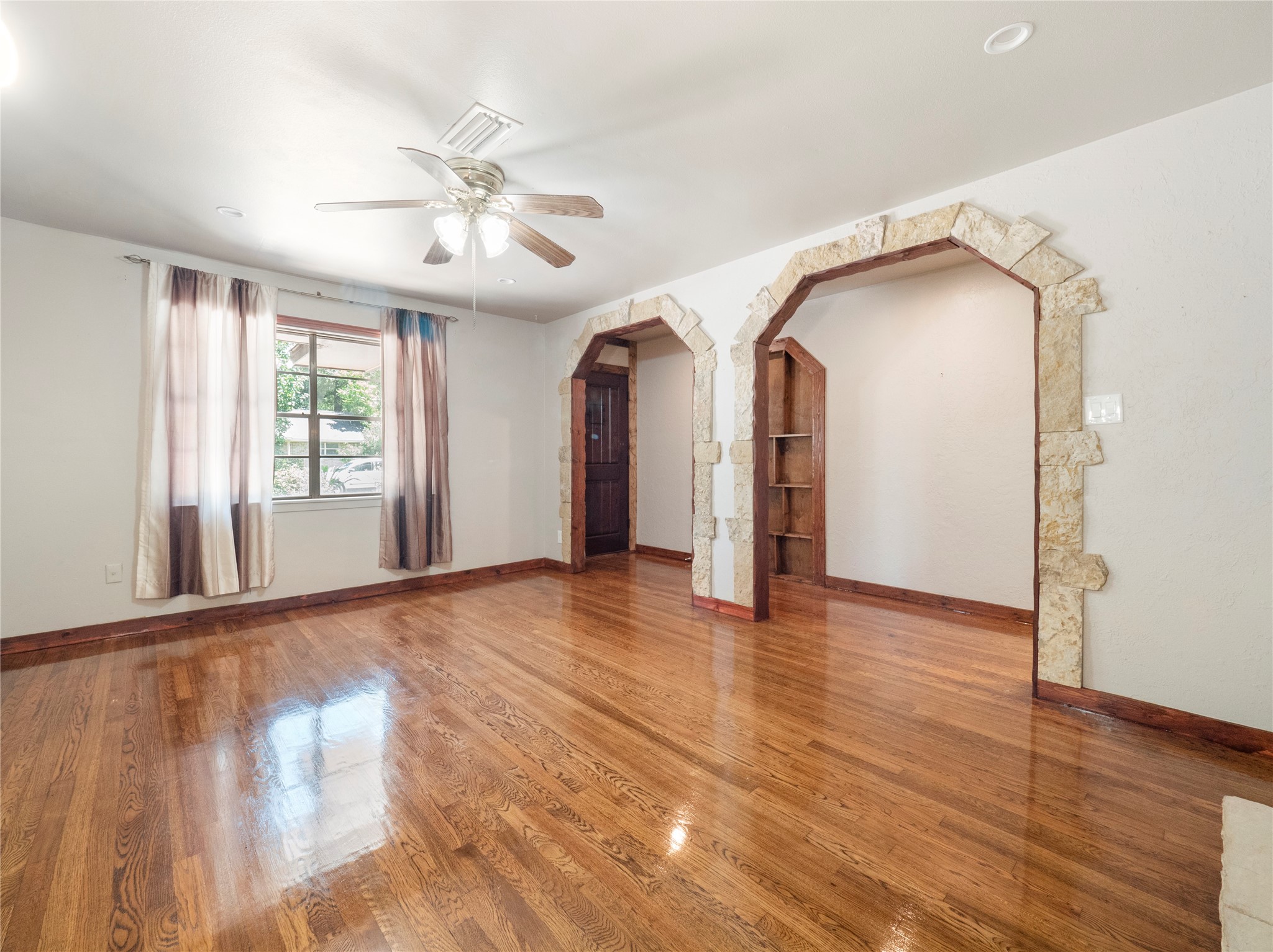 9607 Carousel Lane Property Photo 4
