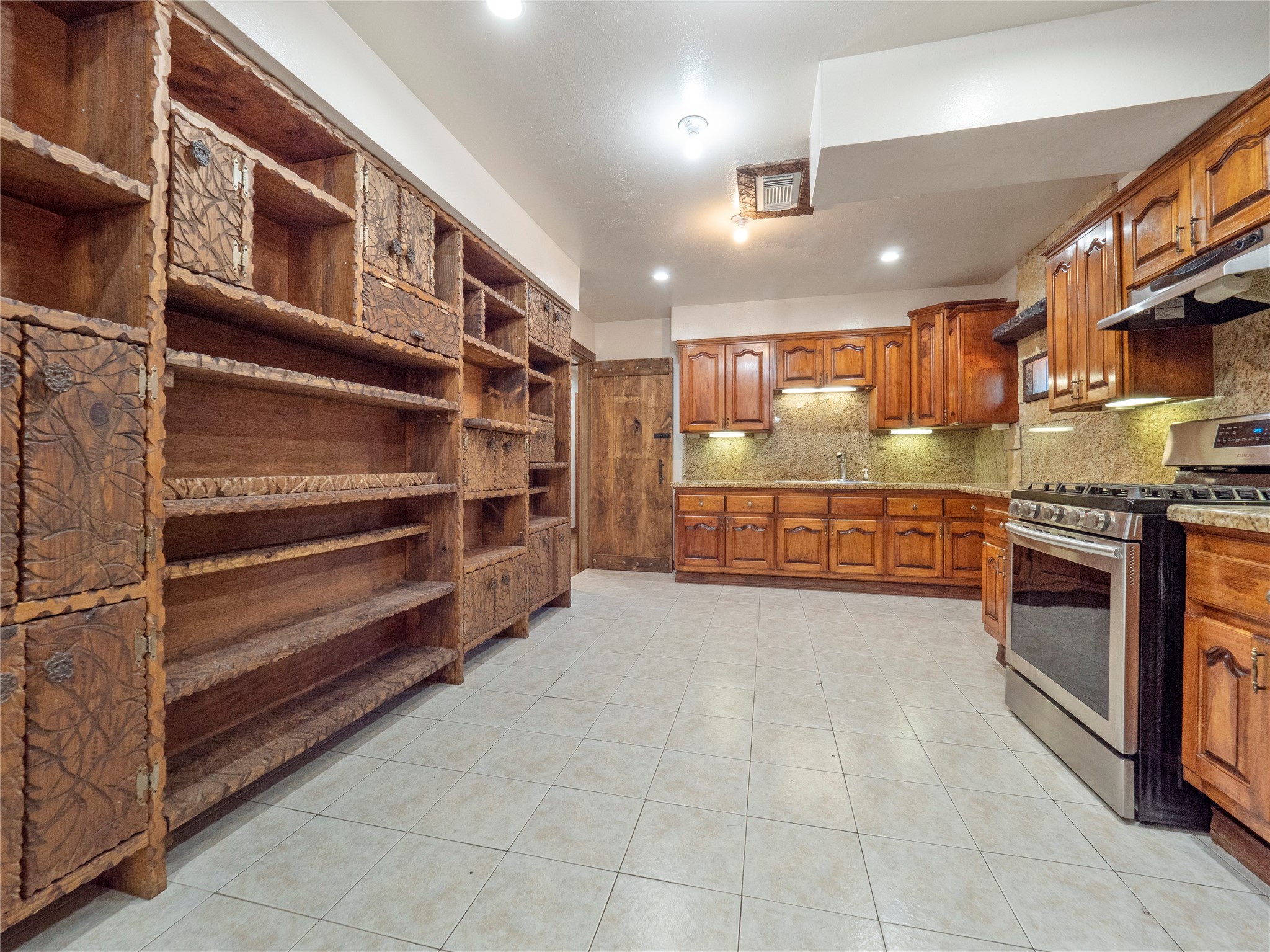 9607 Carousel Lane Property Photo 8