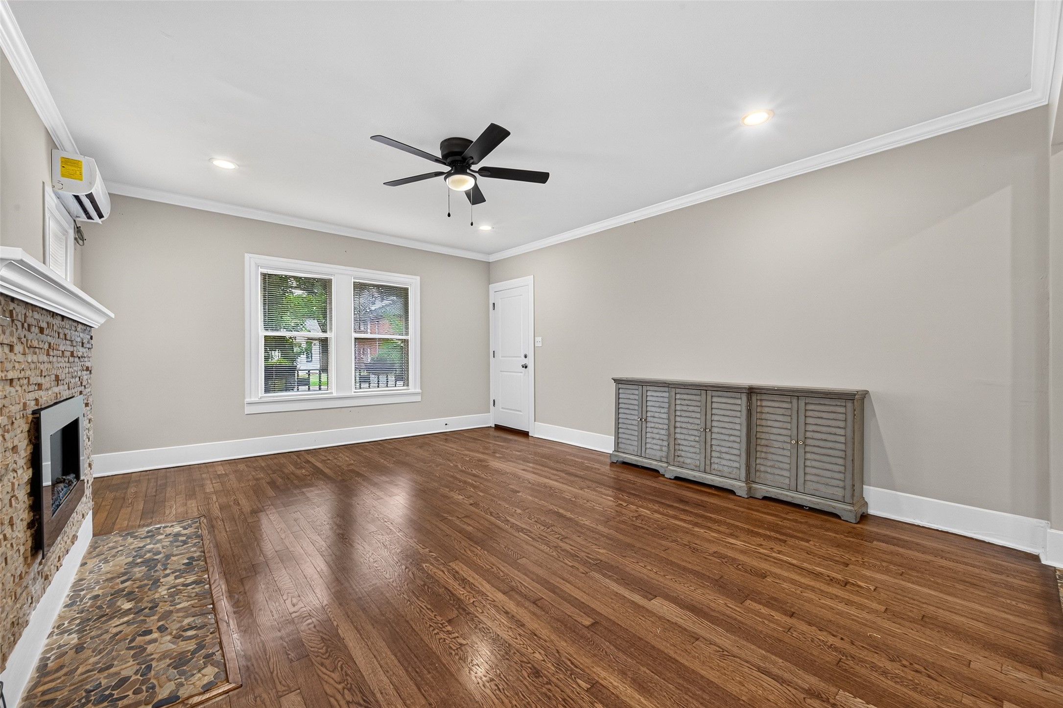 1927 Hawthorne Street Property Photo 6