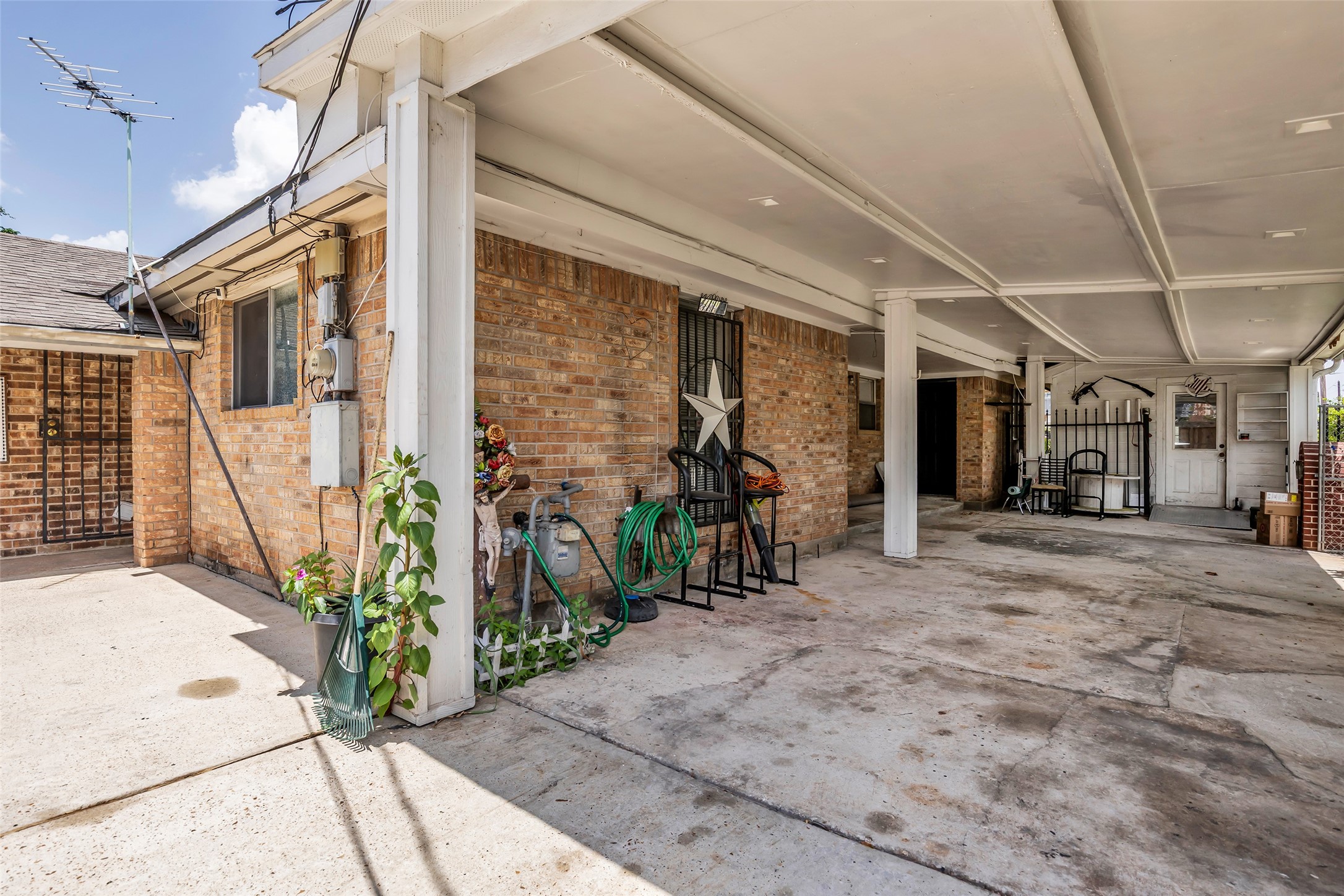809 Brooks Street Property Photo 2