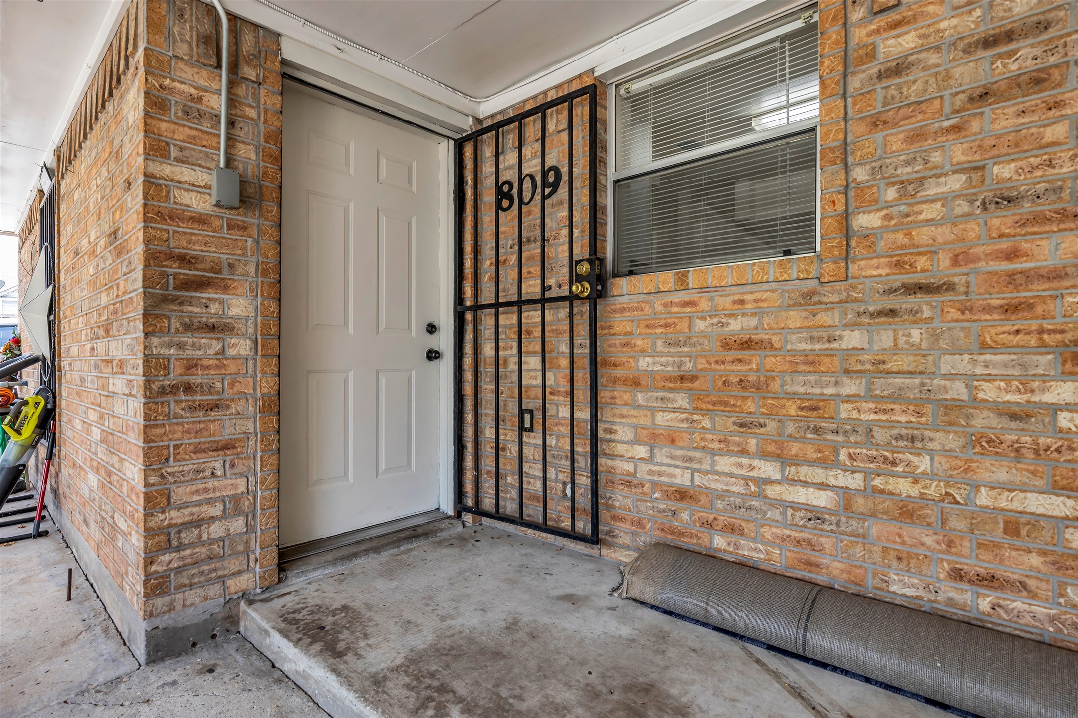 809 Brooks Street Property Photo 4