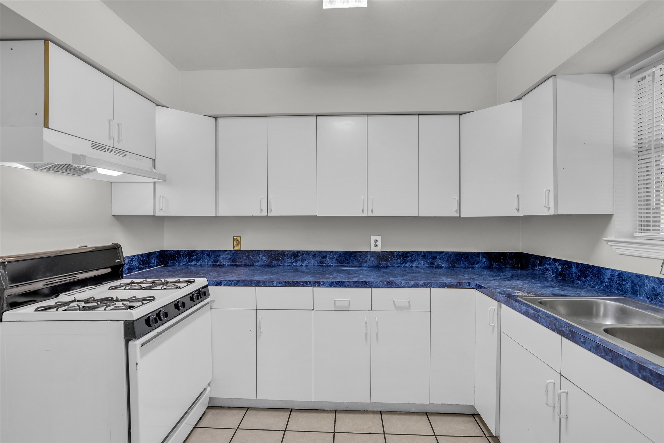 809 Brooks Street Property Photo 12