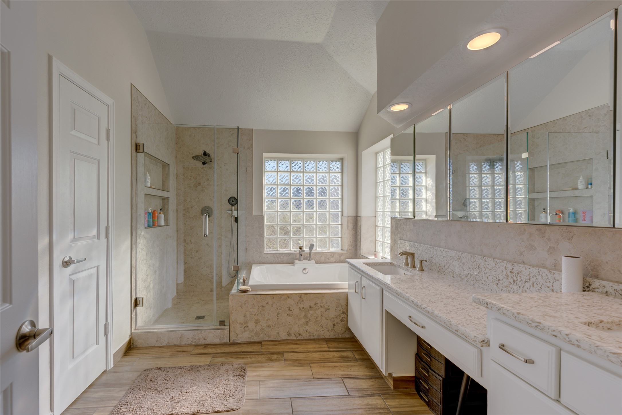 2742 Westchester Circle Property Photo 15