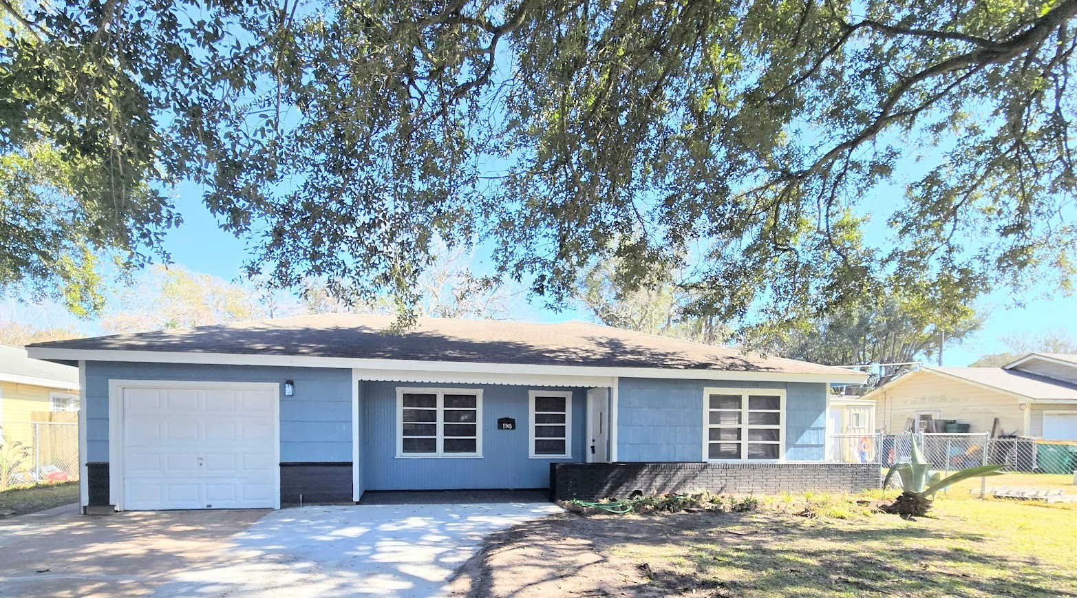 1103 W Camp Circle Property Photo 1
