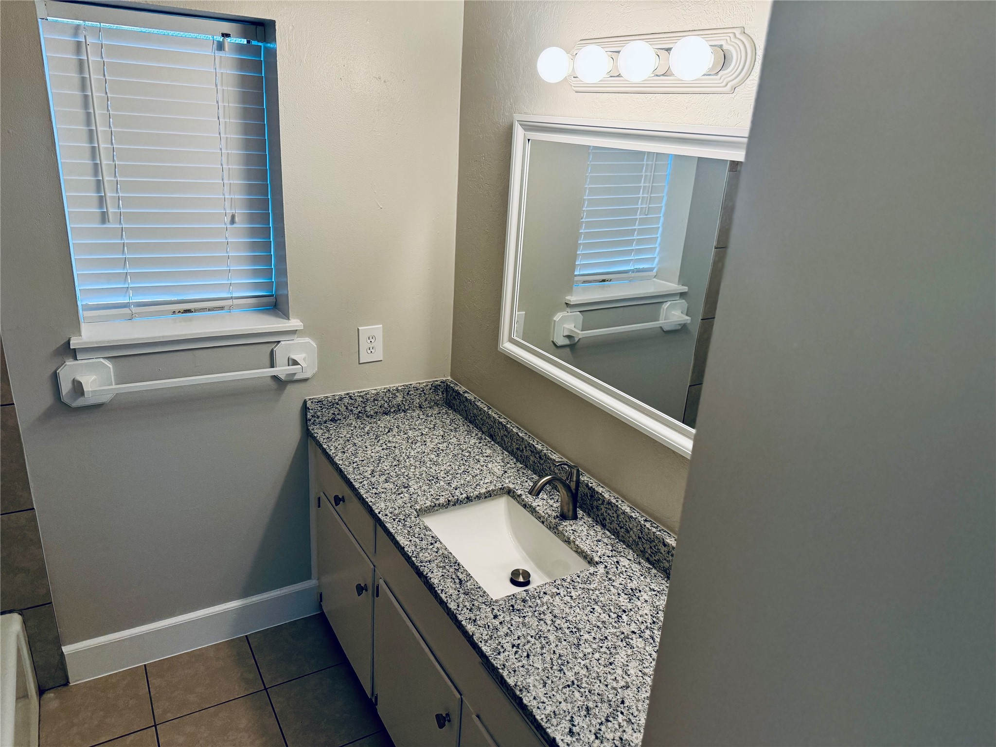 501 Waco Street 4 Property Photo 8