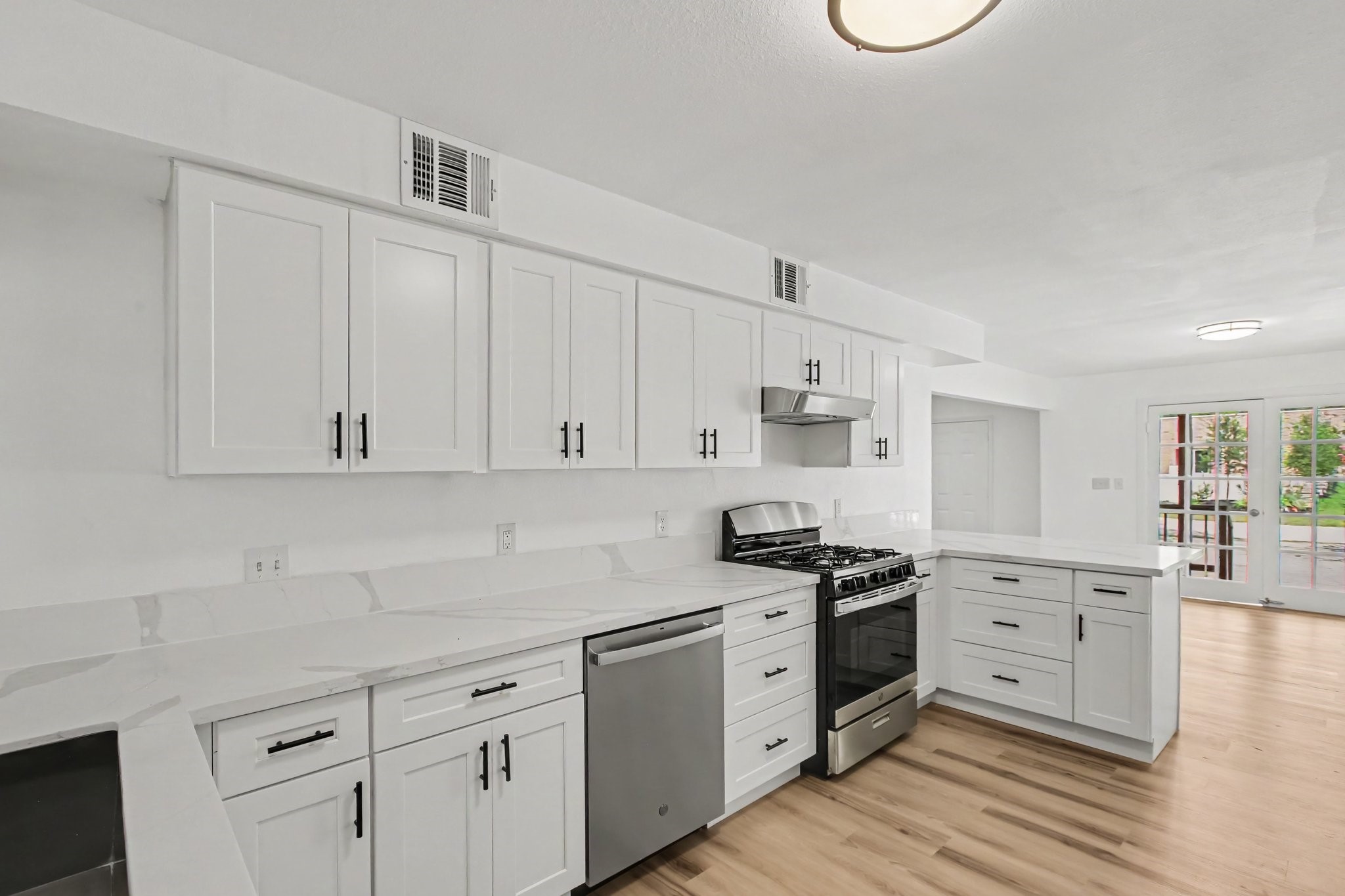 302 Lawrence Street Property Photo 14