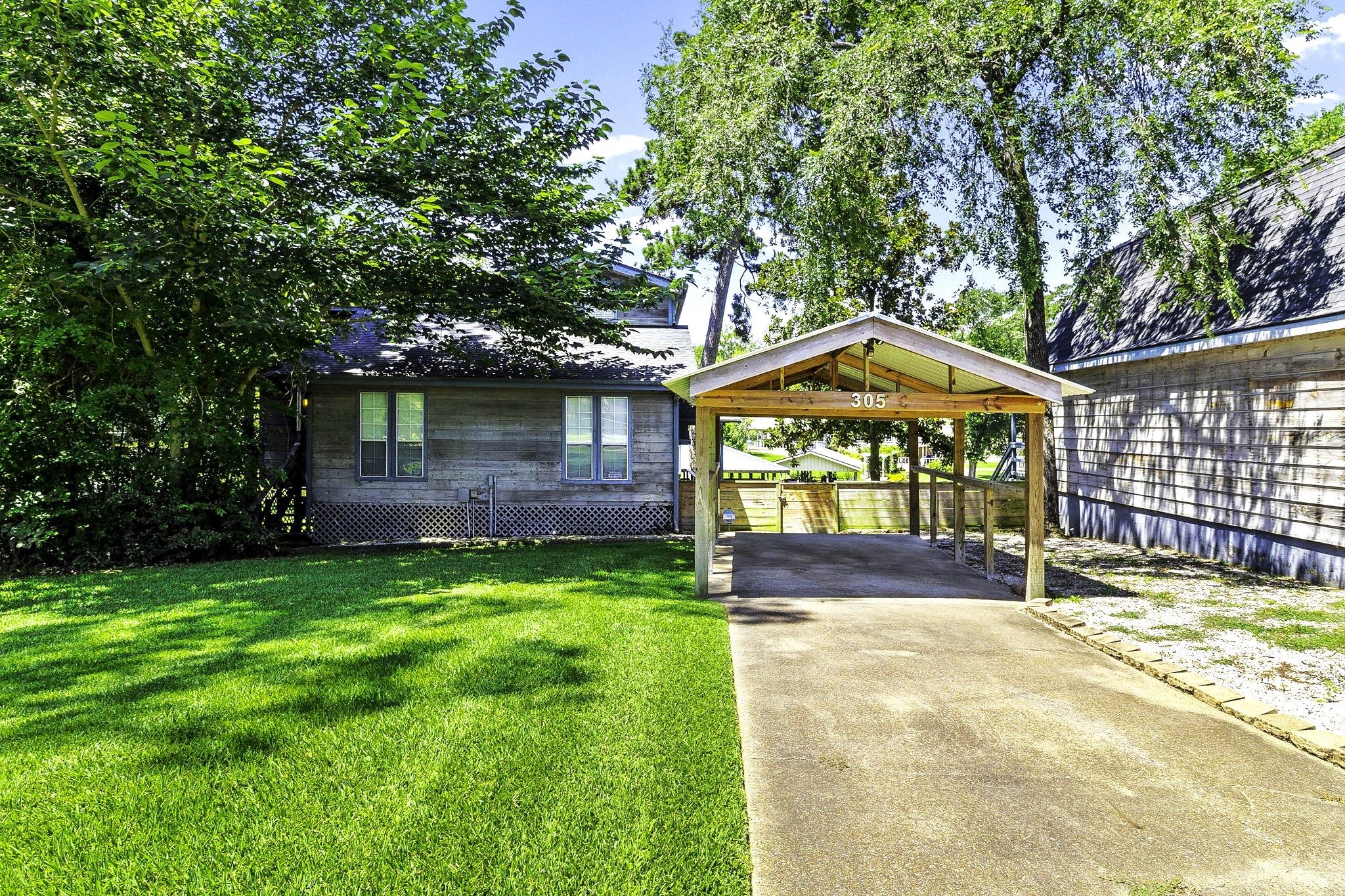 305 Lakeshore Dr Property Photo 4