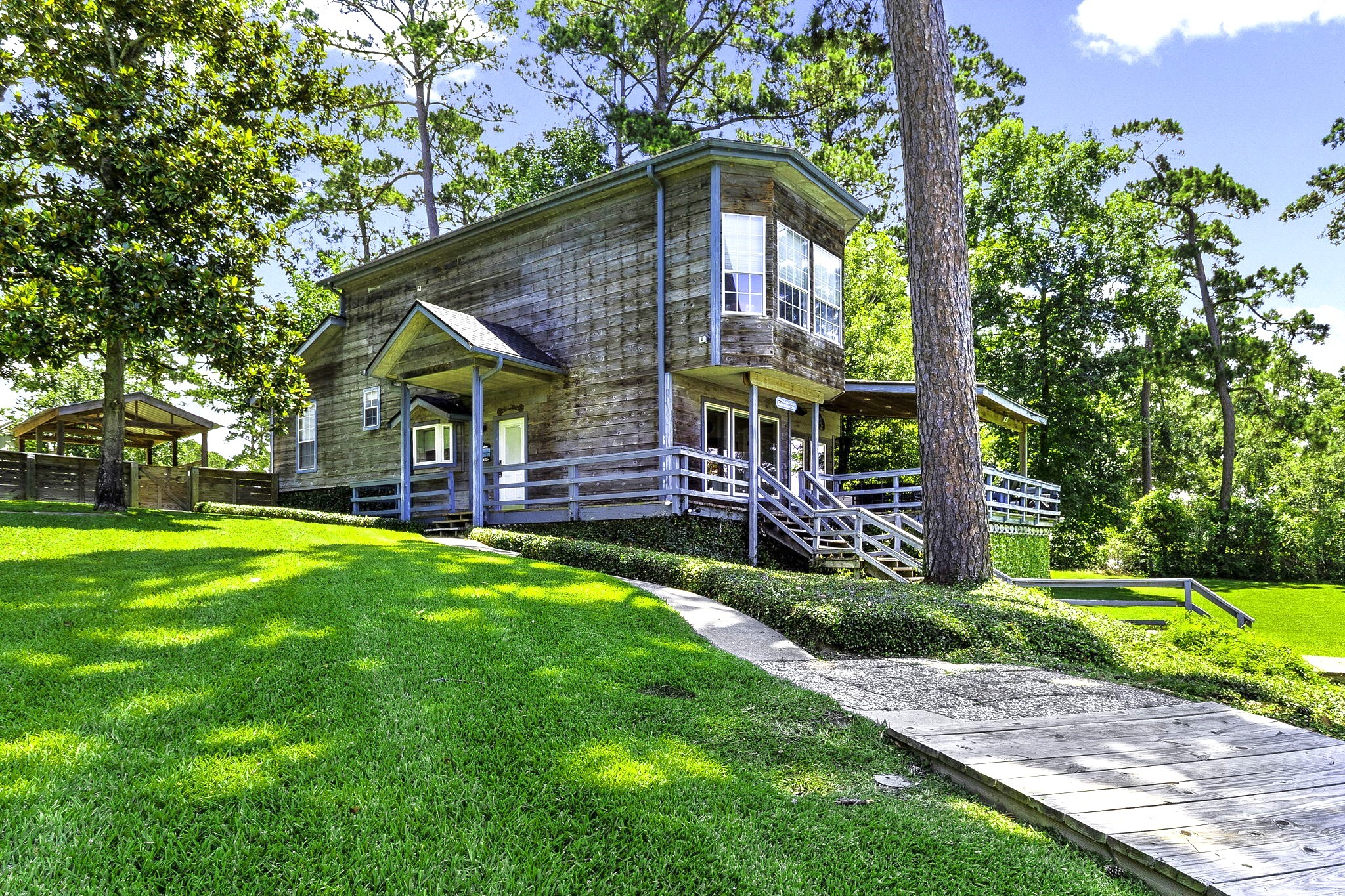 305 Lakeshore Dr Property Photo 6