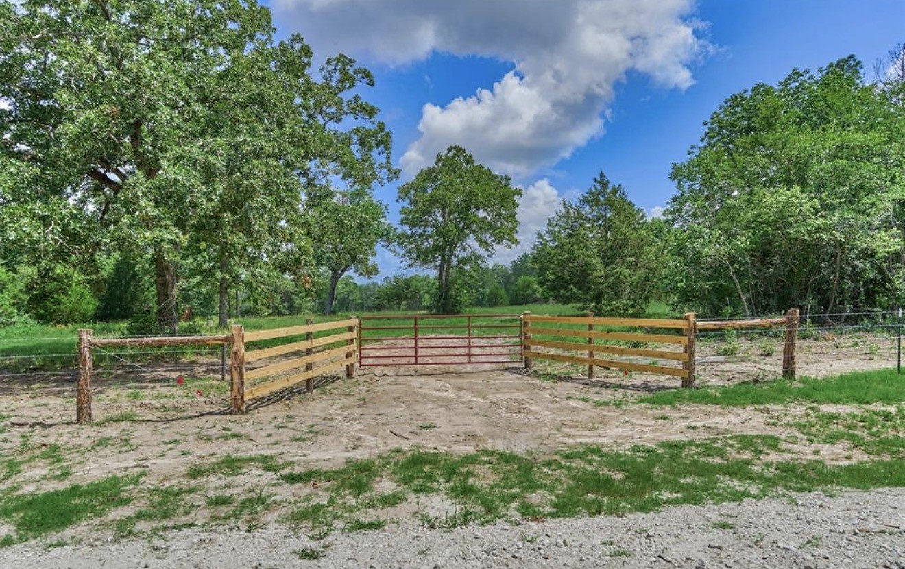 22930 Sharpwest Trail Property Photo 11