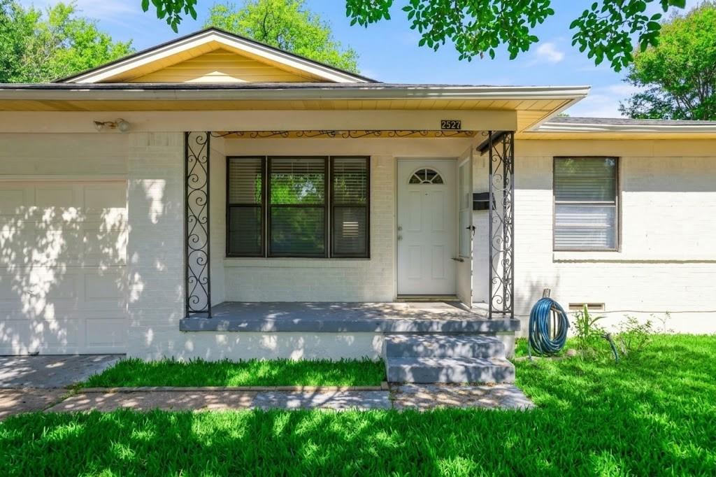 2527 Gross Road Property Photo 3