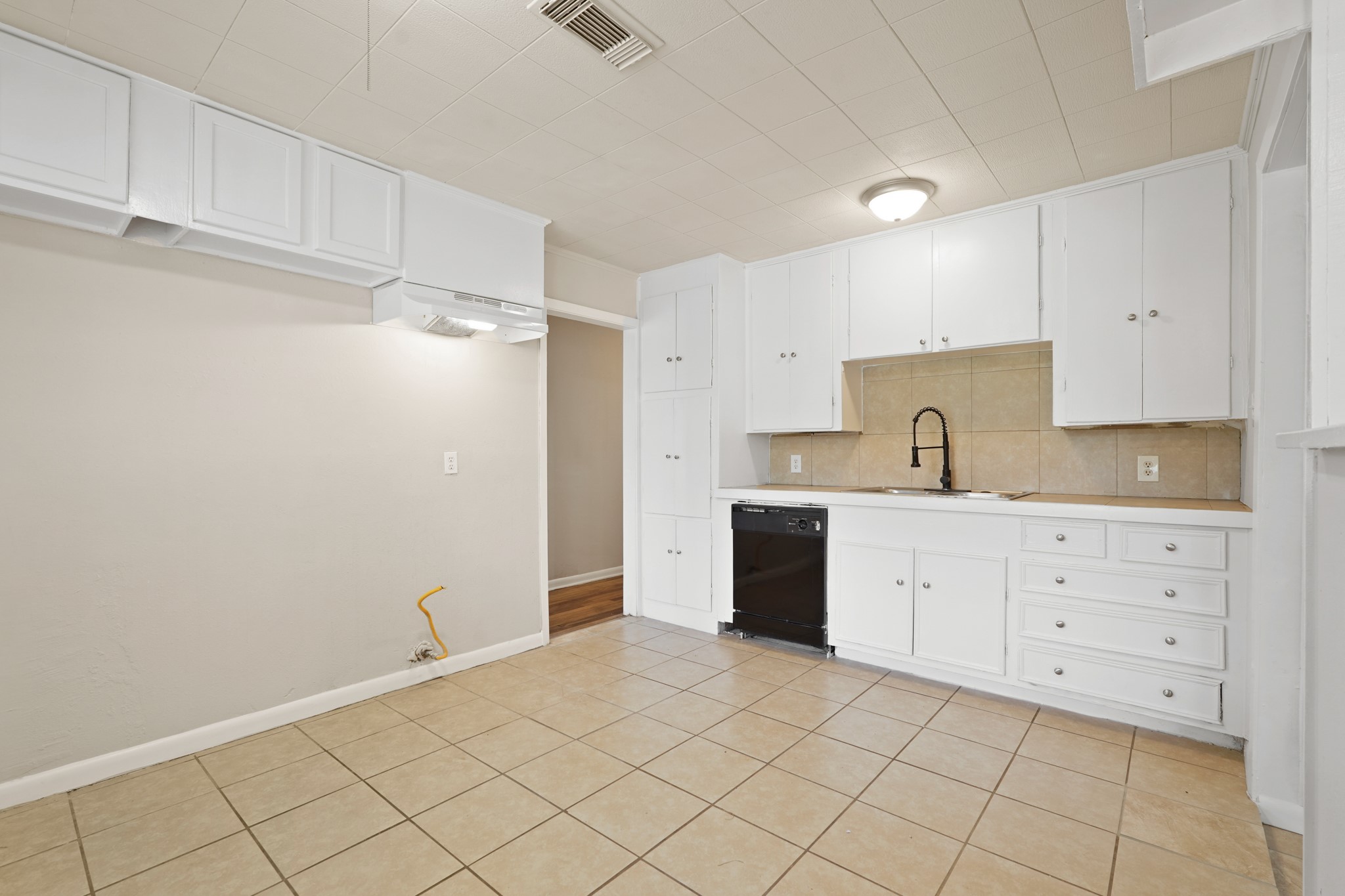 2406 Pomona Drive Property Photo 5