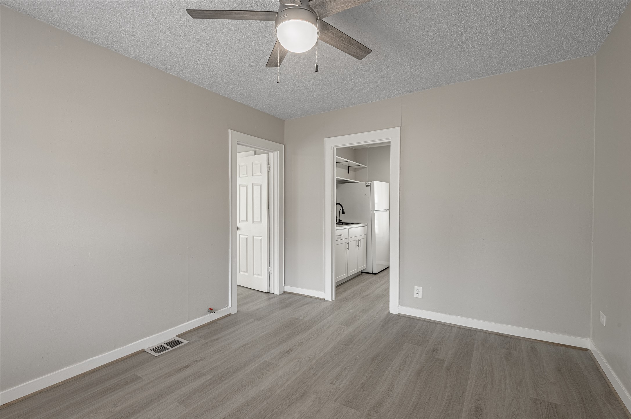 811 Sam Houston Avenue B Property Photo 4