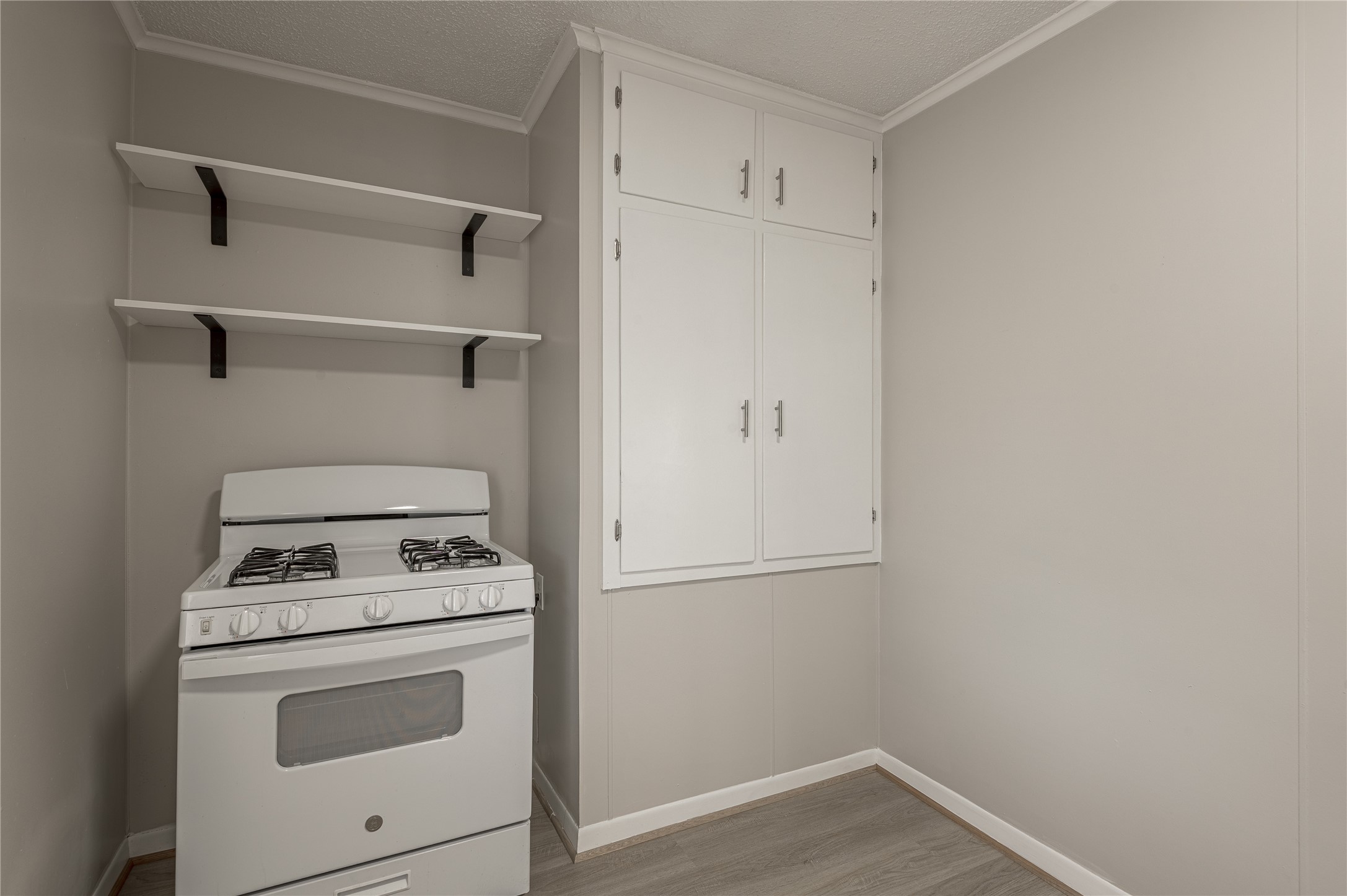 811 Sam Houston Avenue B Property Photo 6