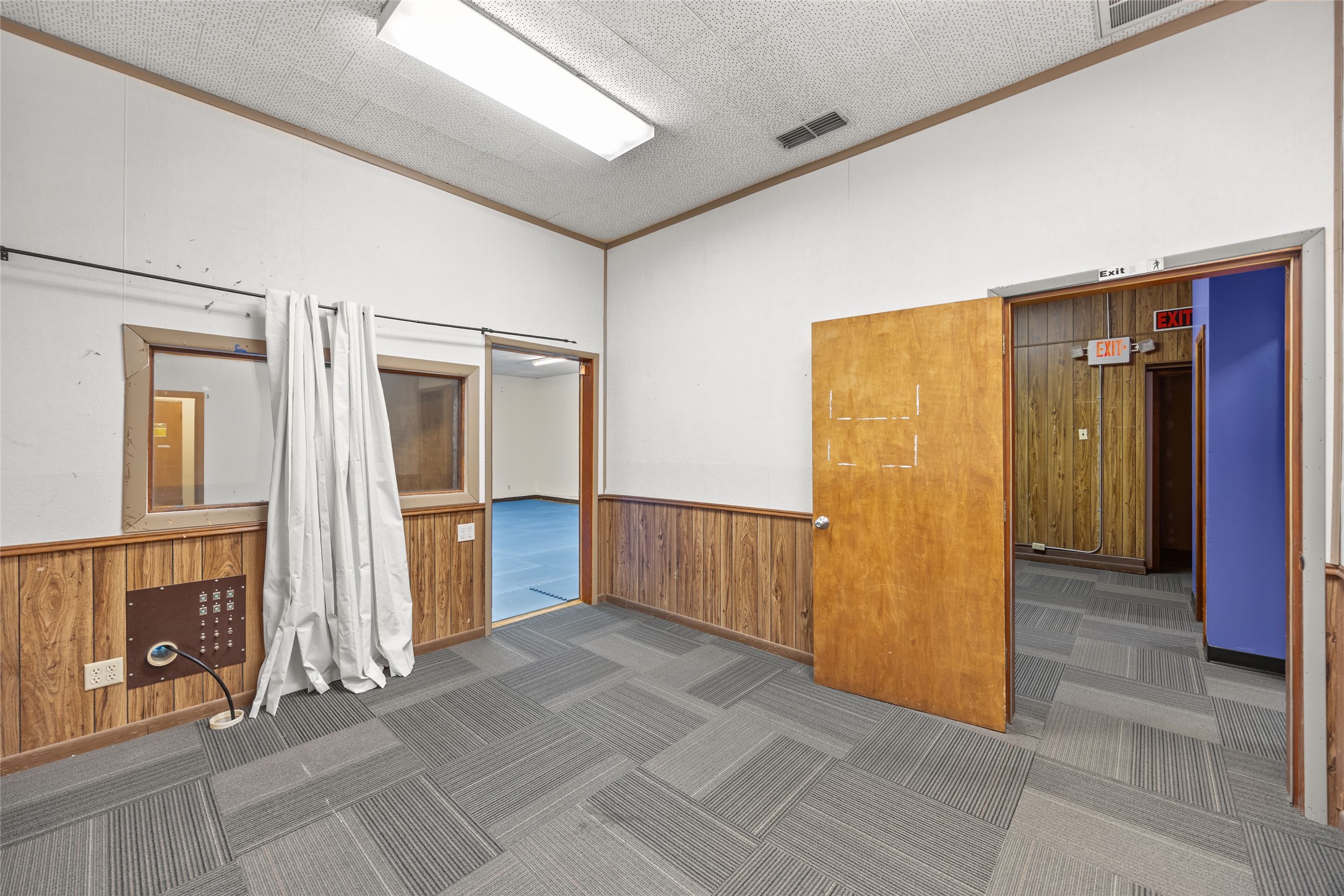 221 E Main Street Property Photo 14