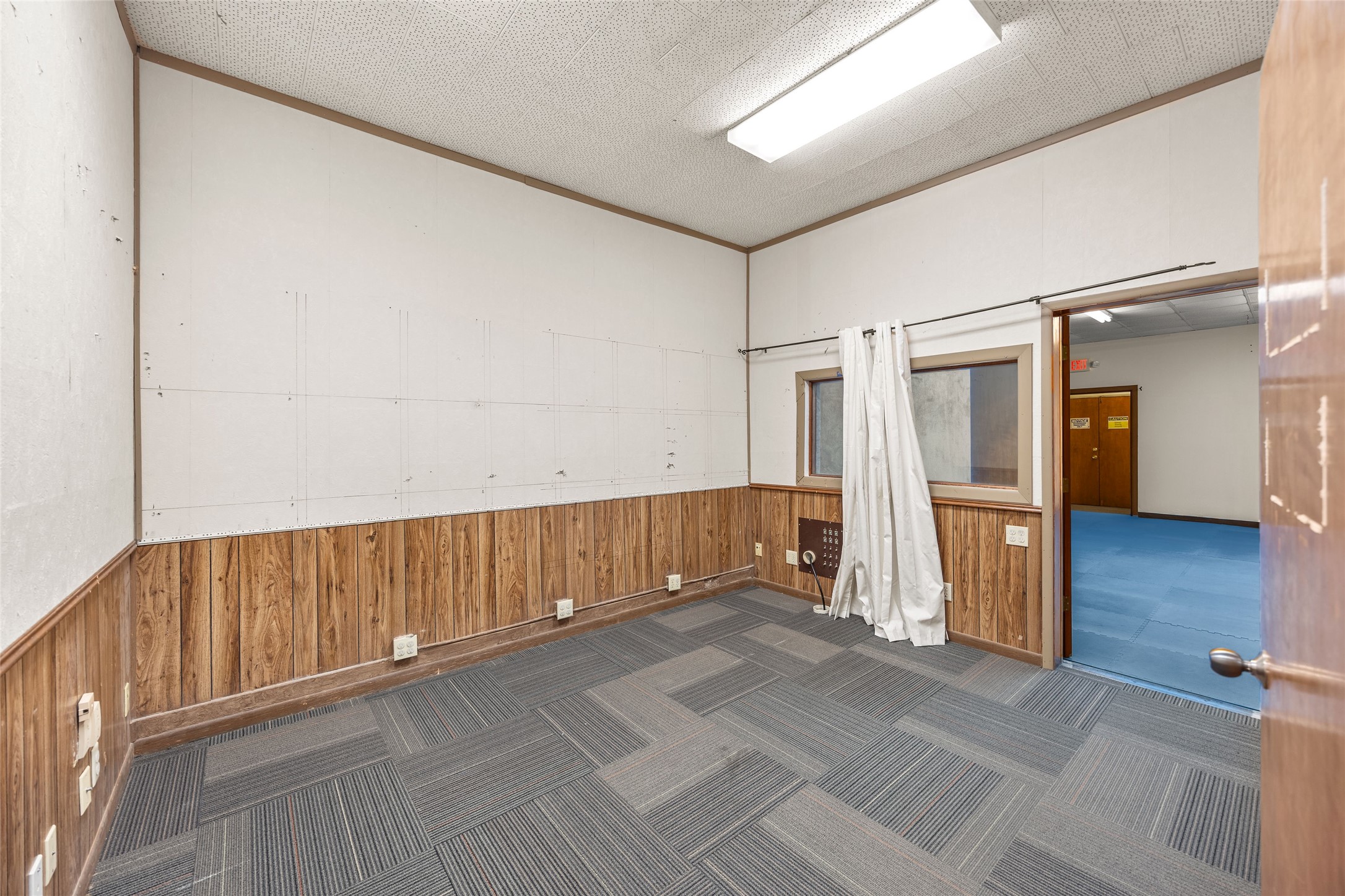 221 E Main Street Property Photo 15