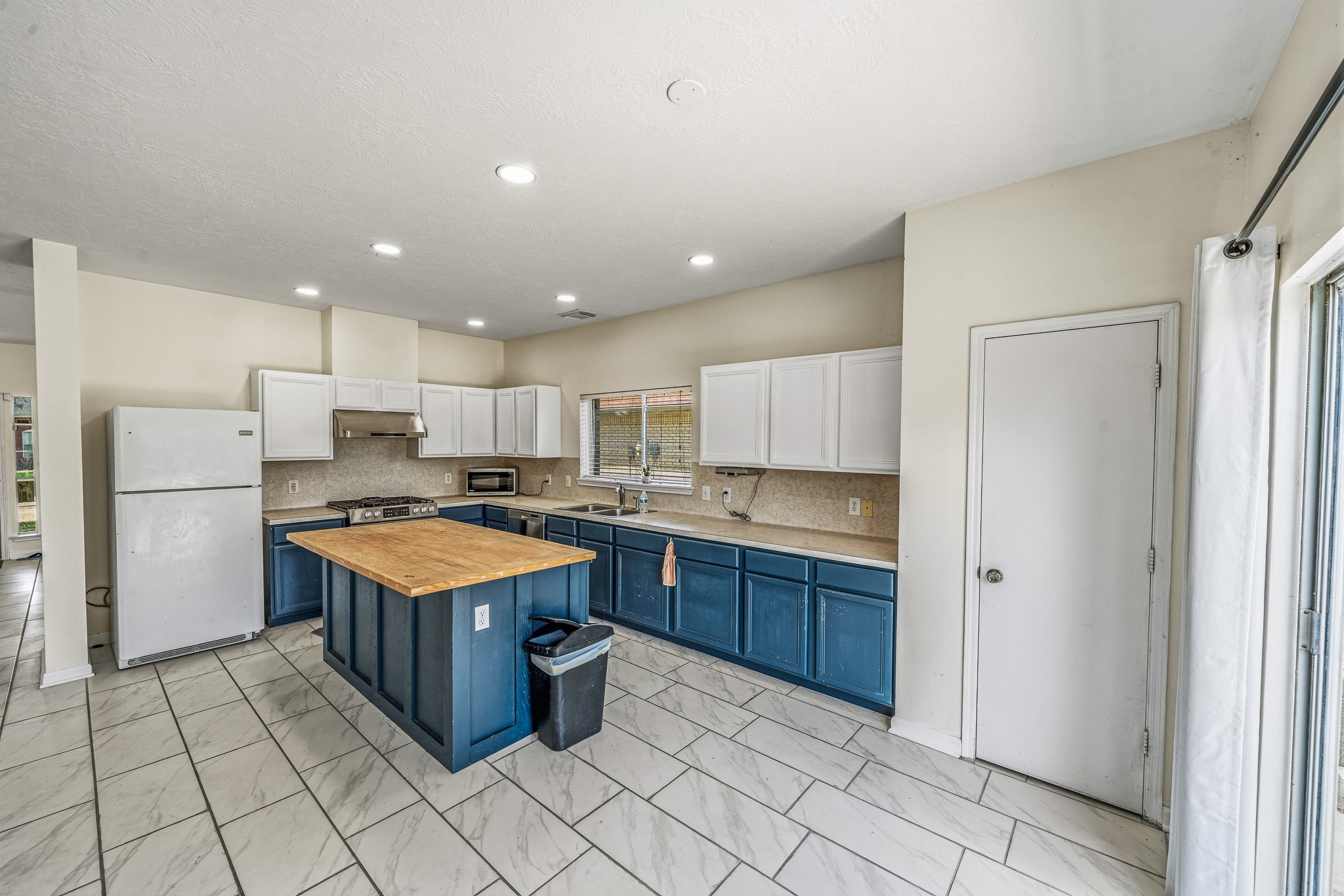 9641 Weldridge Drive Property Photo 11