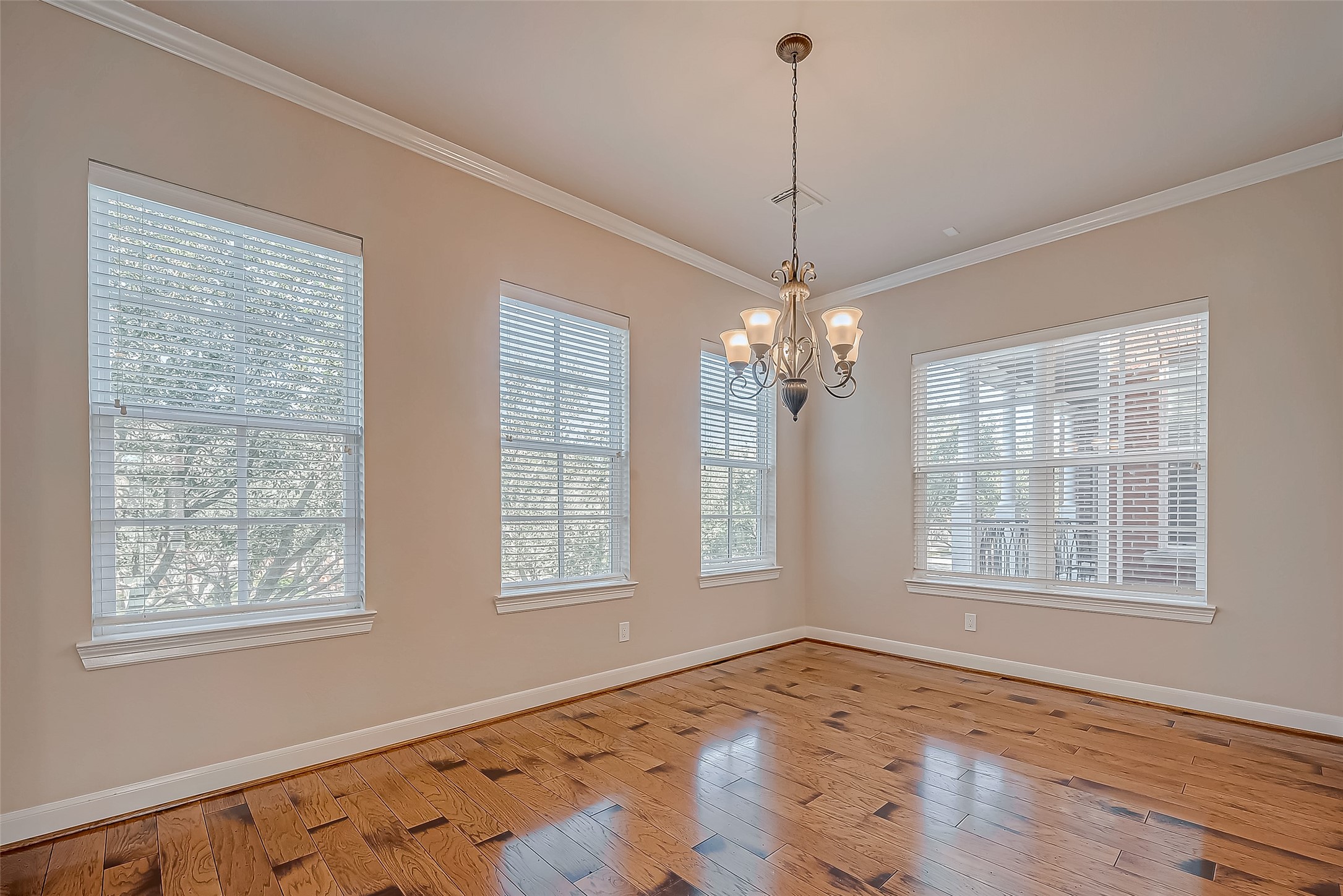 38 Islewood Boulevard Property Photo 8