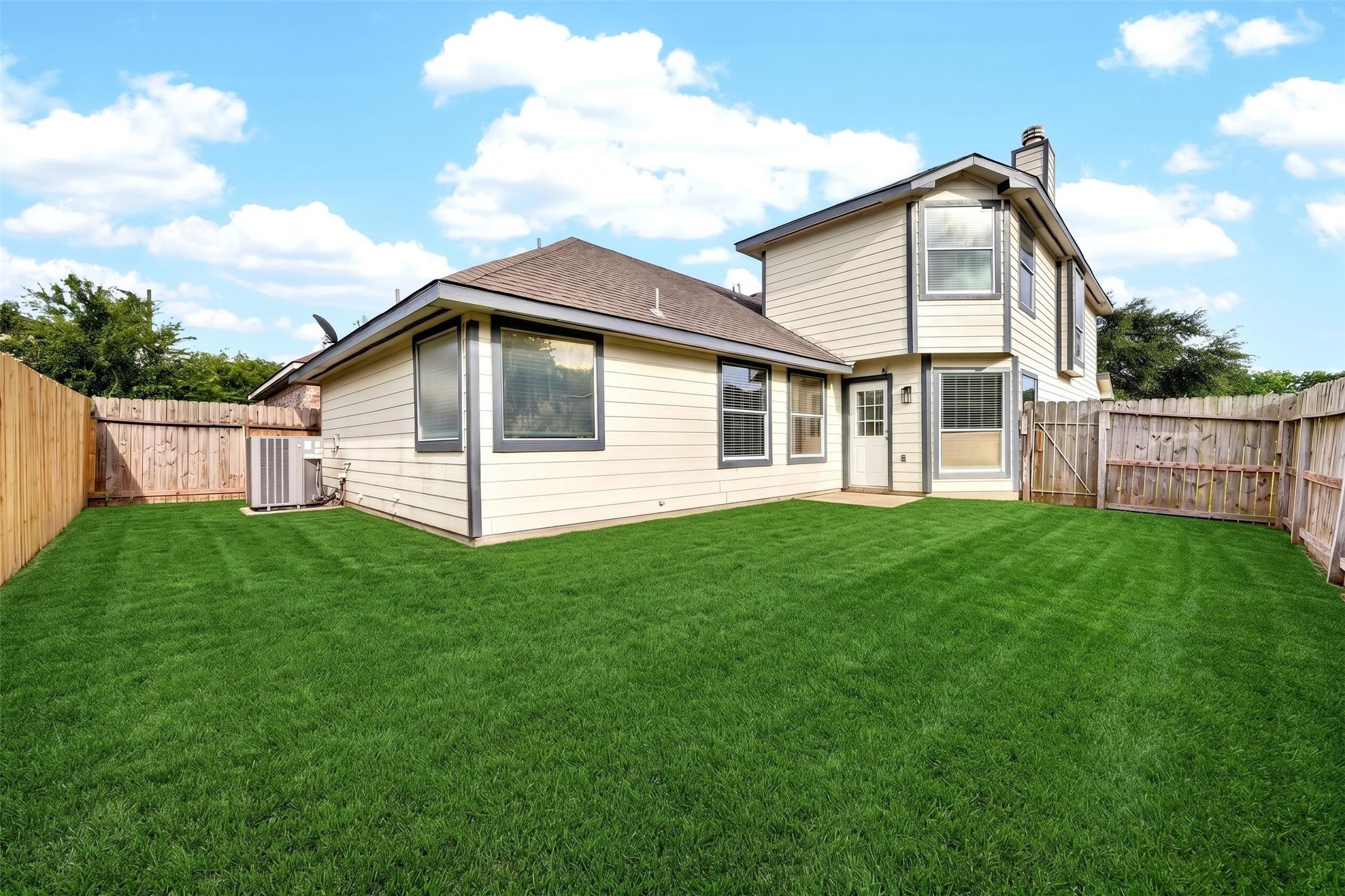 15014 Middle Oaks Boulevard Property Photo 36