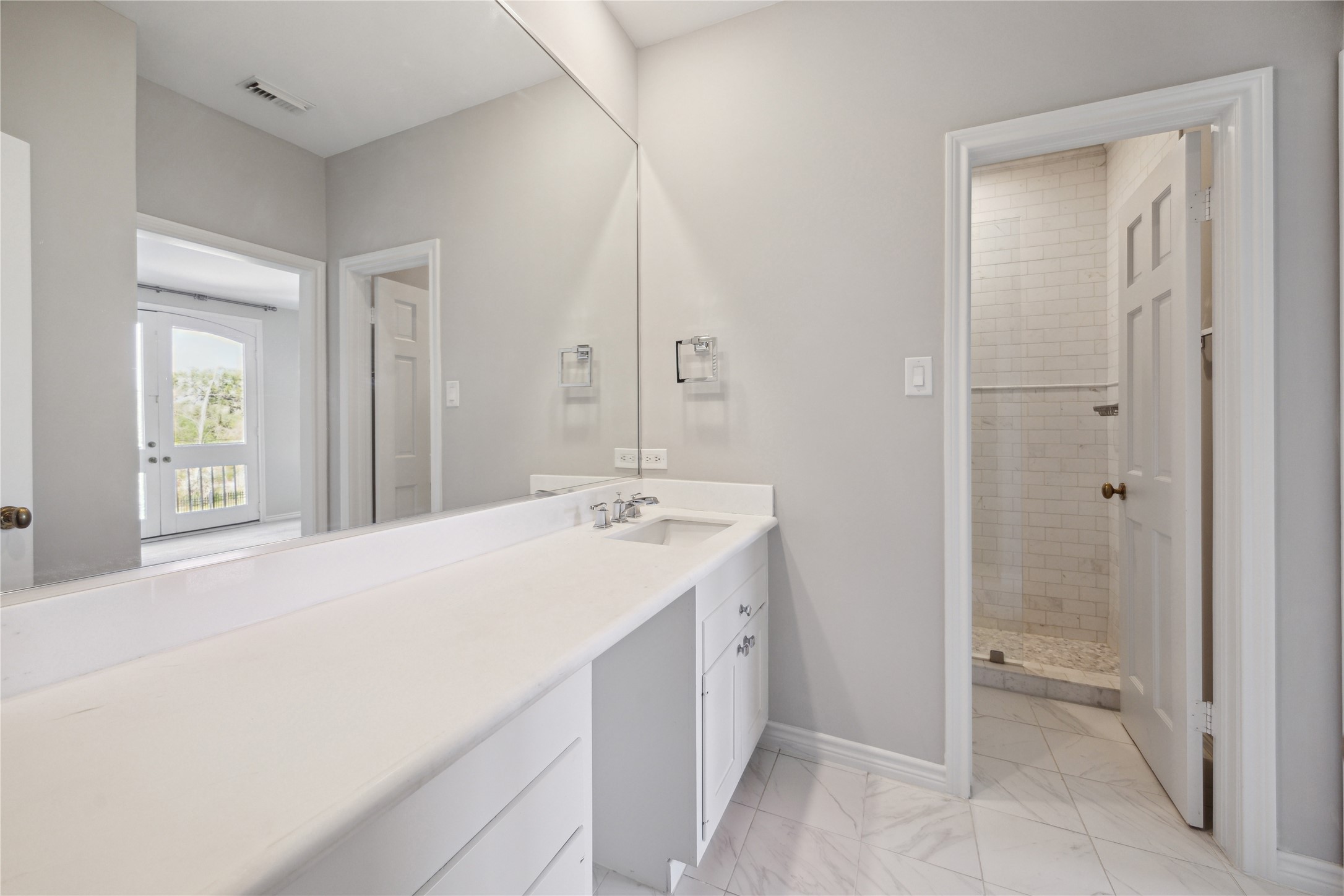 10 S Briar Hollow Lane 87 Property Photo 27