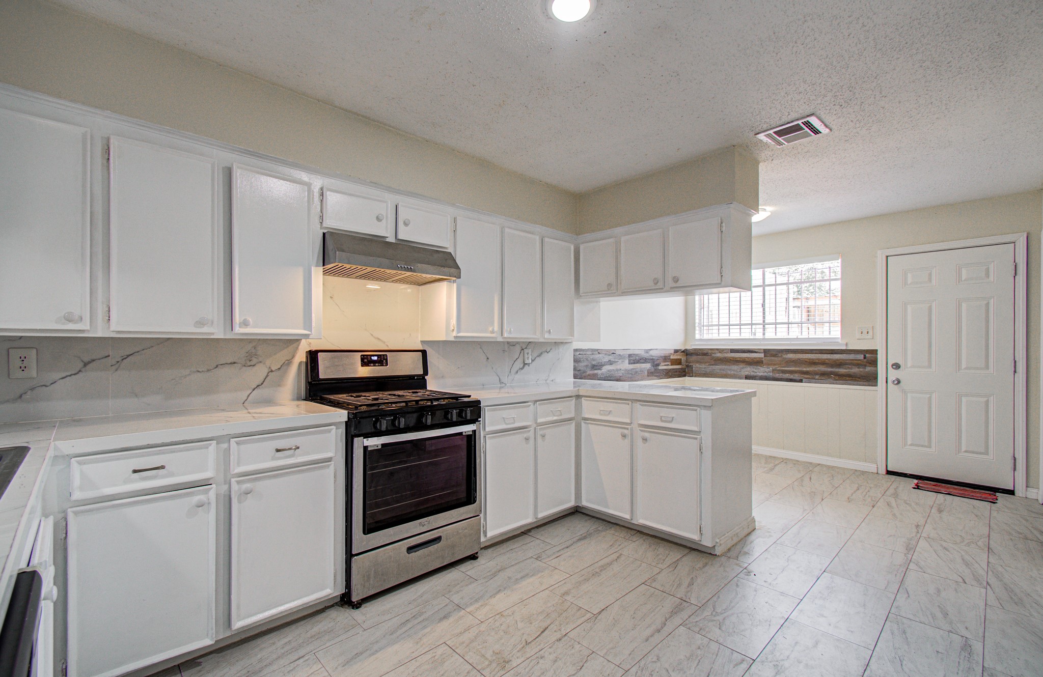 8820 Bissonnet Street Property Photo 5