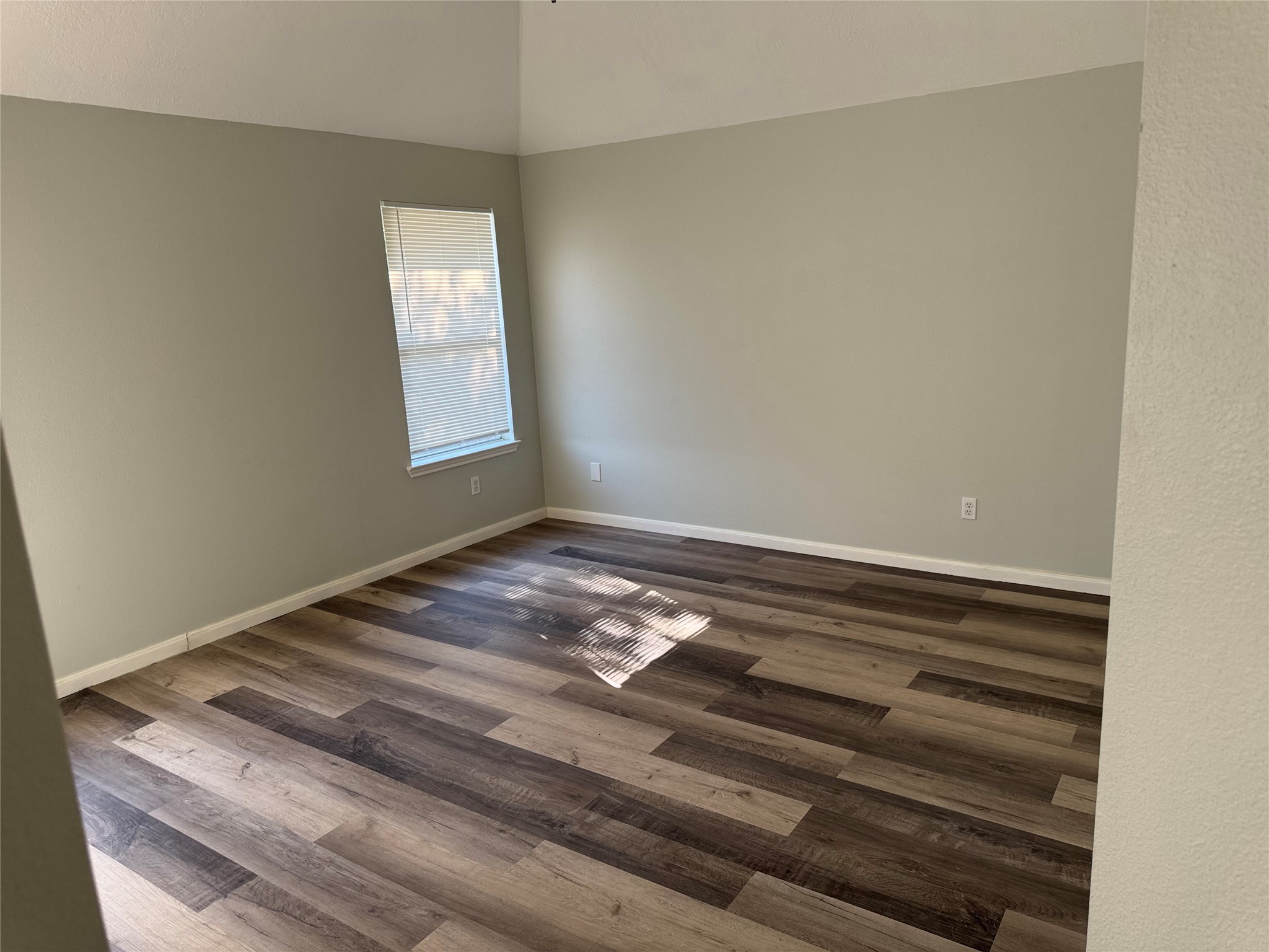 18131 Beaverdell Drive Property Photo 5