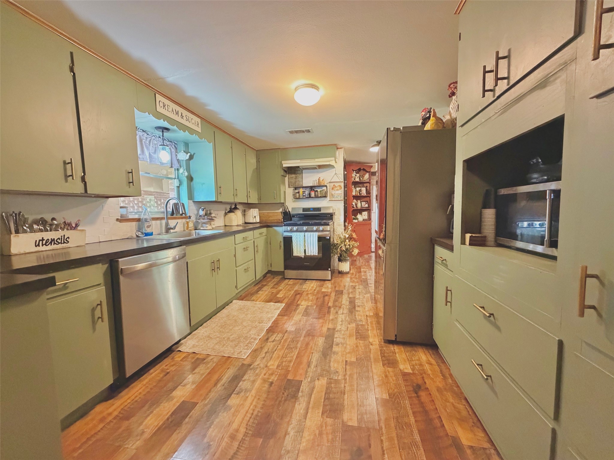412 Selkirk Street Property Photo 6