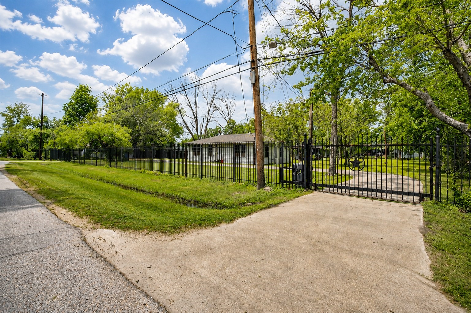 1725 Strawn Road Property Photo 8
